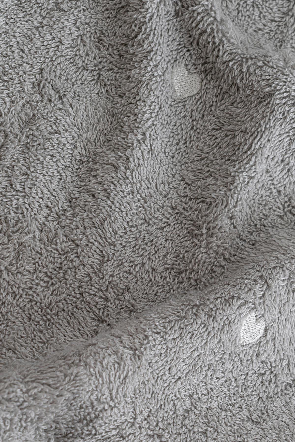 Détail d'une serviette gris doux, idéale pour un confort de vie au quotidien