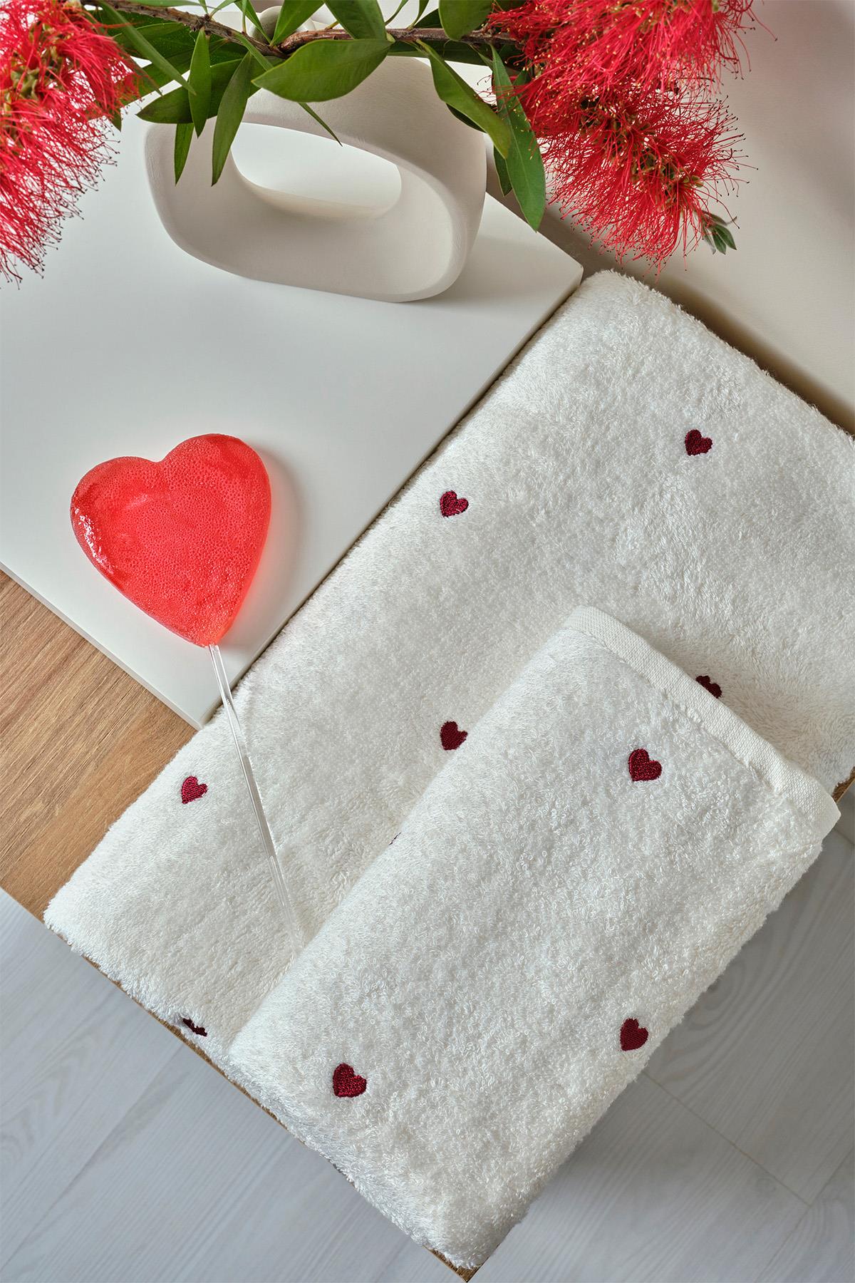 Ensemble de serviettes blanches de qualité avec détails en forme de cœur rouge, pour des espaces de vie confortables et élégants