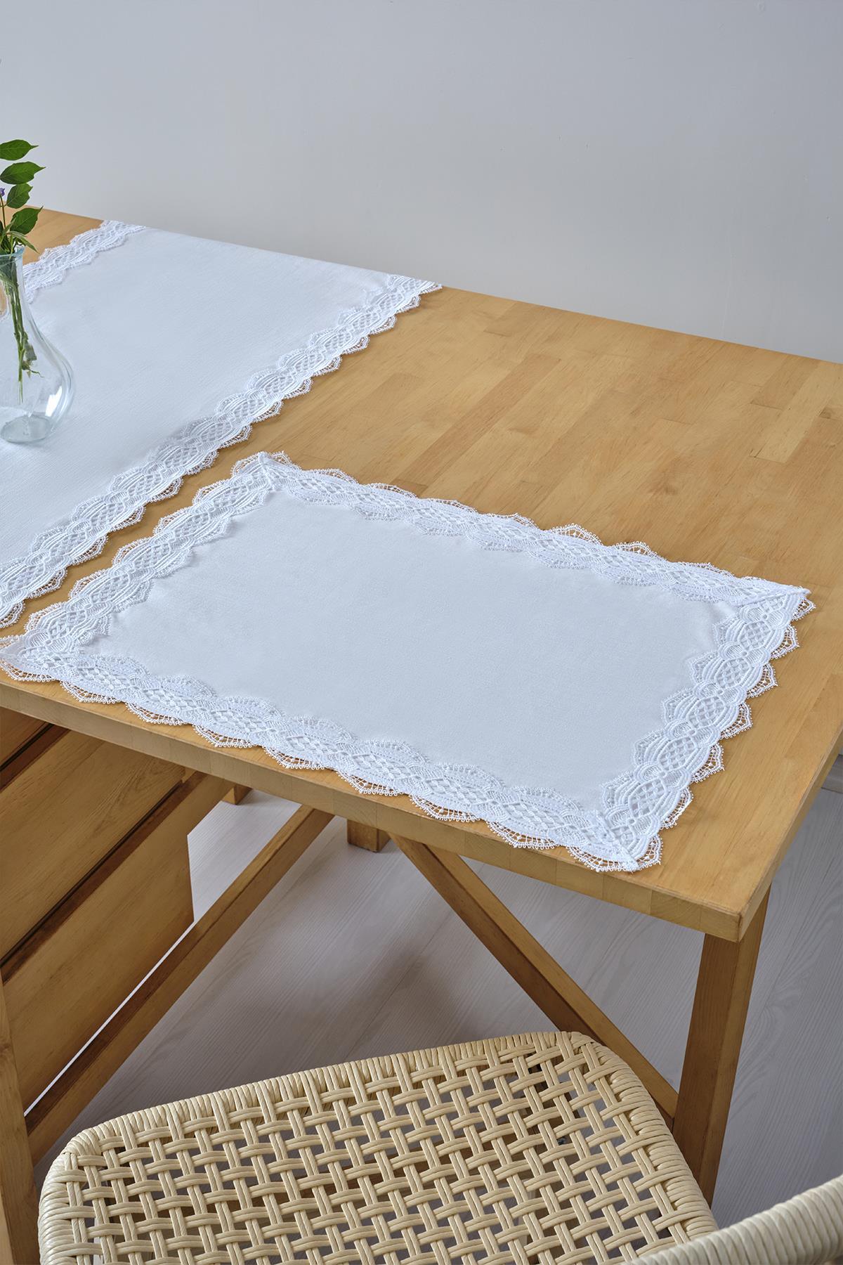 Set de table blanc à bordure en dentelle, décoration de nappe sur table et chaise en bois