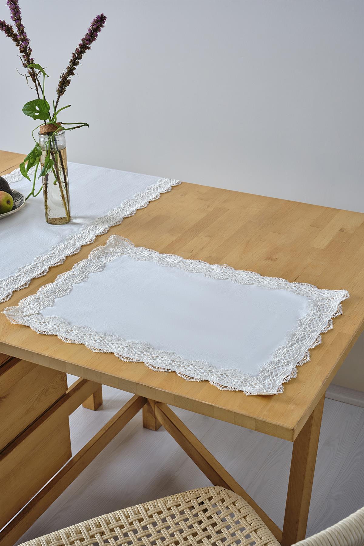 Set de table blanc à bordure en dentelle sur une table en bois, décoration de table élégante