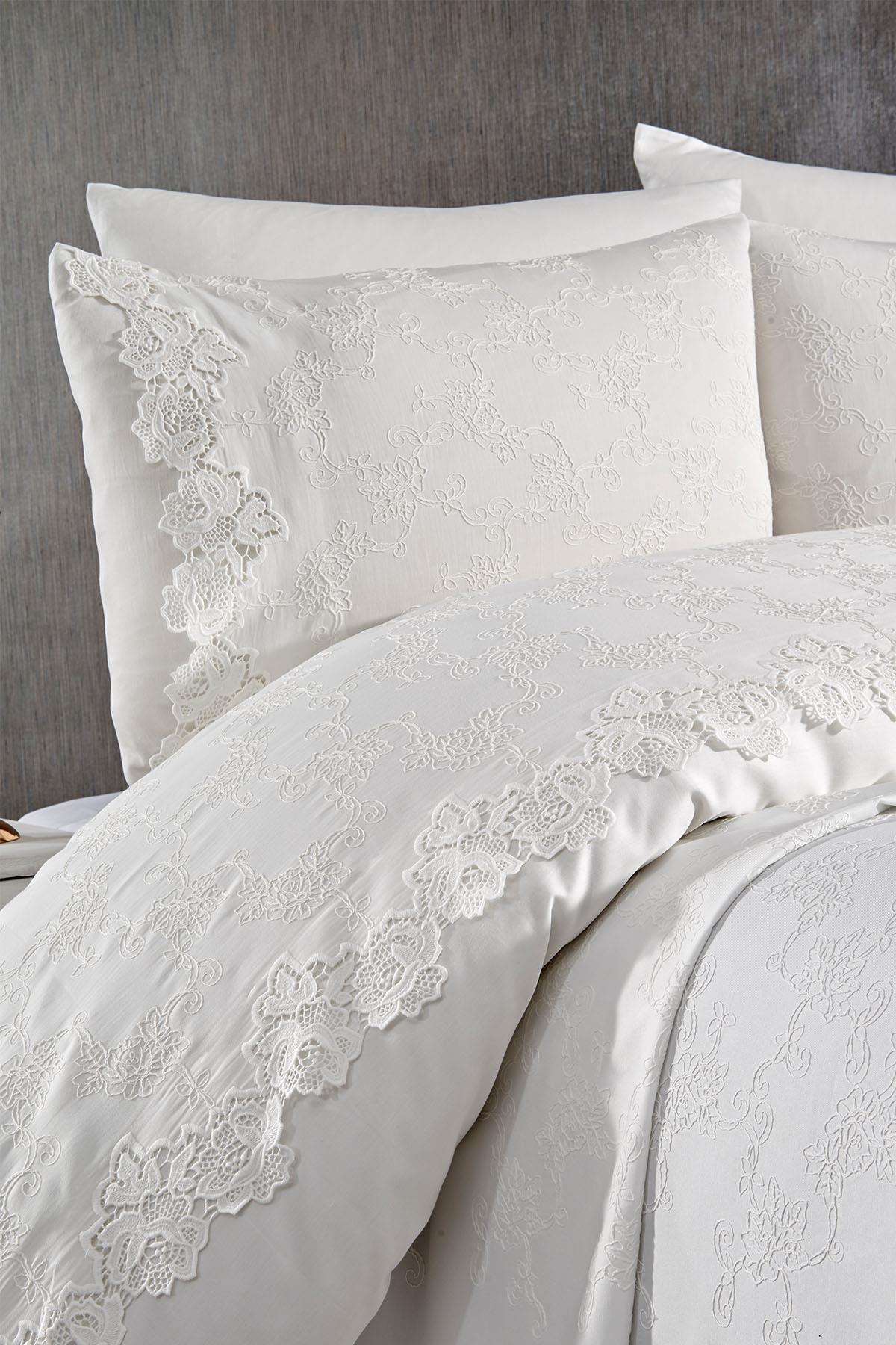 Ensemble de couette et de courtepointe Astena à broderies florales, taille King, 7 pièces