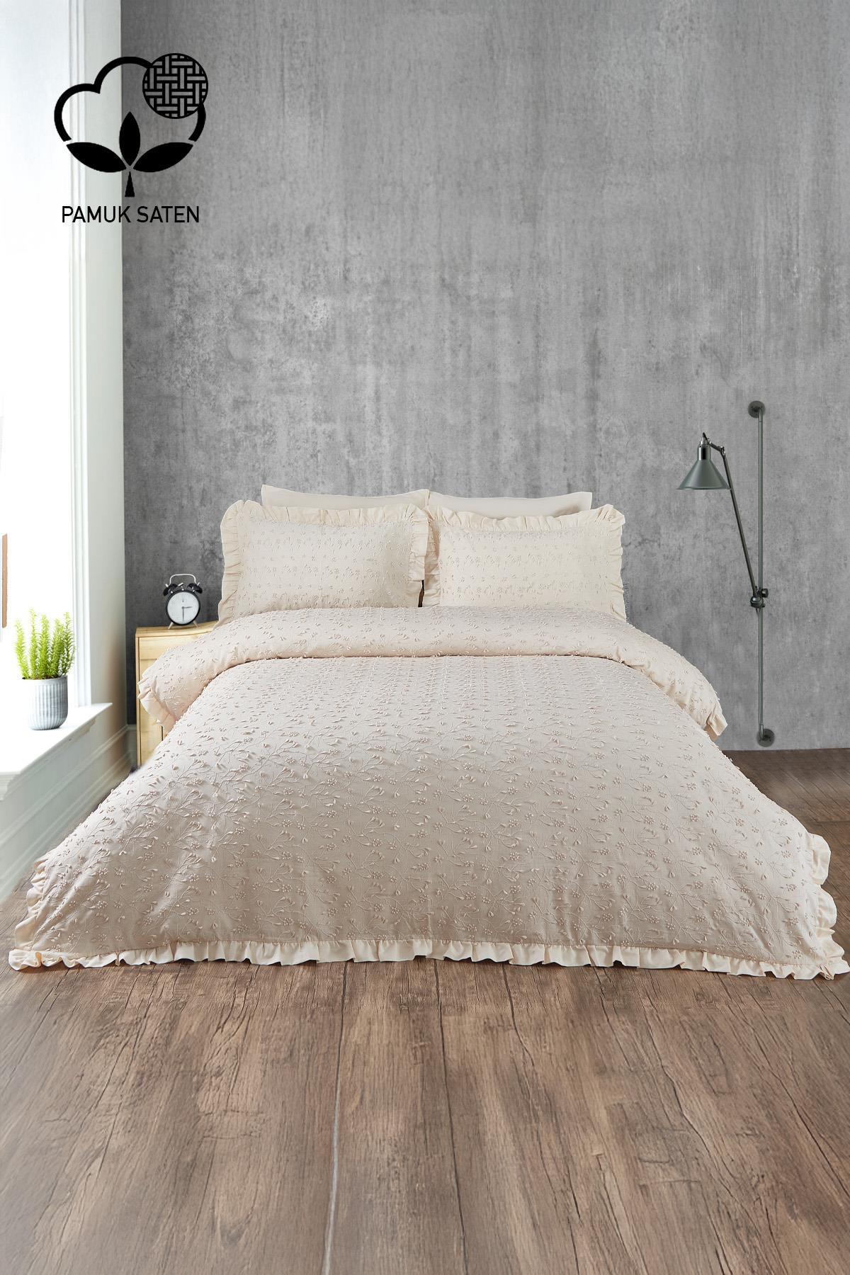 Parure de lit double en satin de coton beige brodé dans une chambre moderne