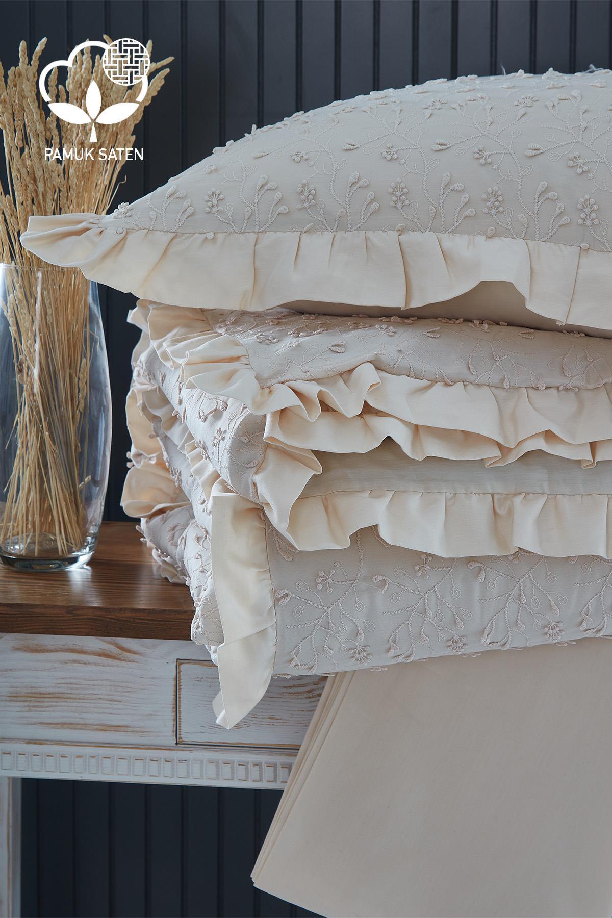 Parure de lit double en satin de coton crème brodé, avec taies d'oreiller et housse à détails en dentelle