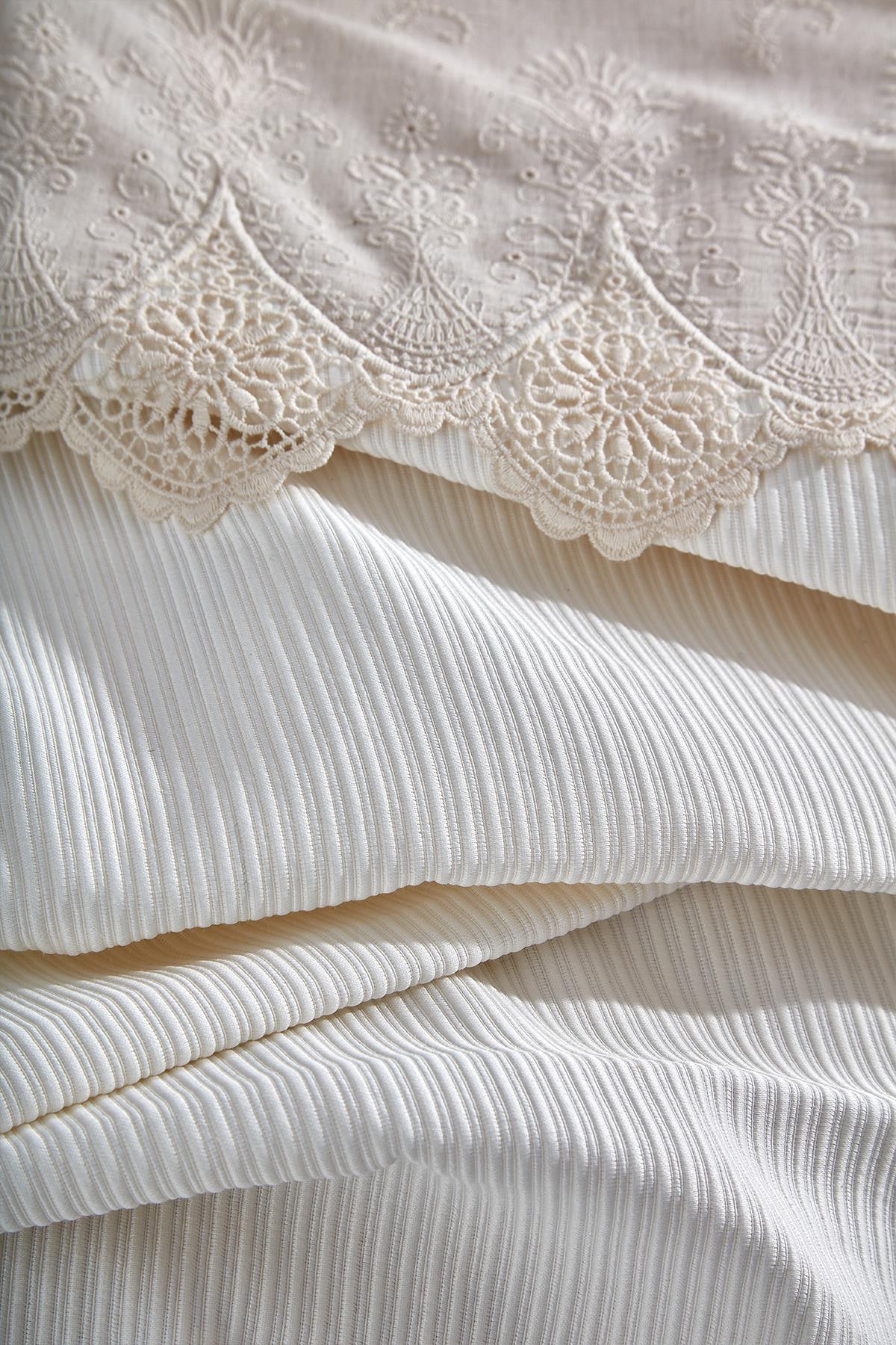Ensemble de linge de lit 7 pièces Emma Dantelli Super King Size avec couvre-lit - Nazik Home - De la valeur pour mon foyer !