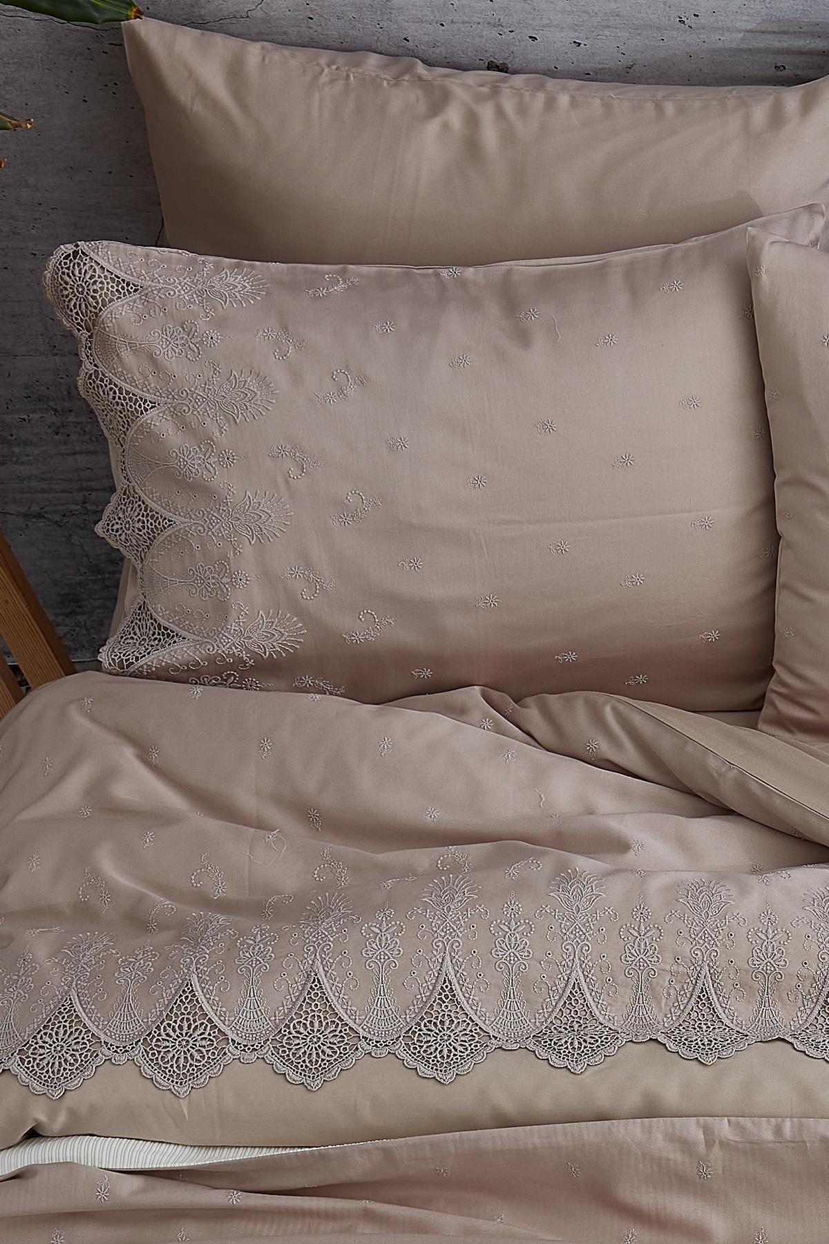 Ensemble de linge de lit 7 pièces Emma Dantelli Super King Size avec couvre-lit - Nazik Home - De la valeur pour mon foyer !