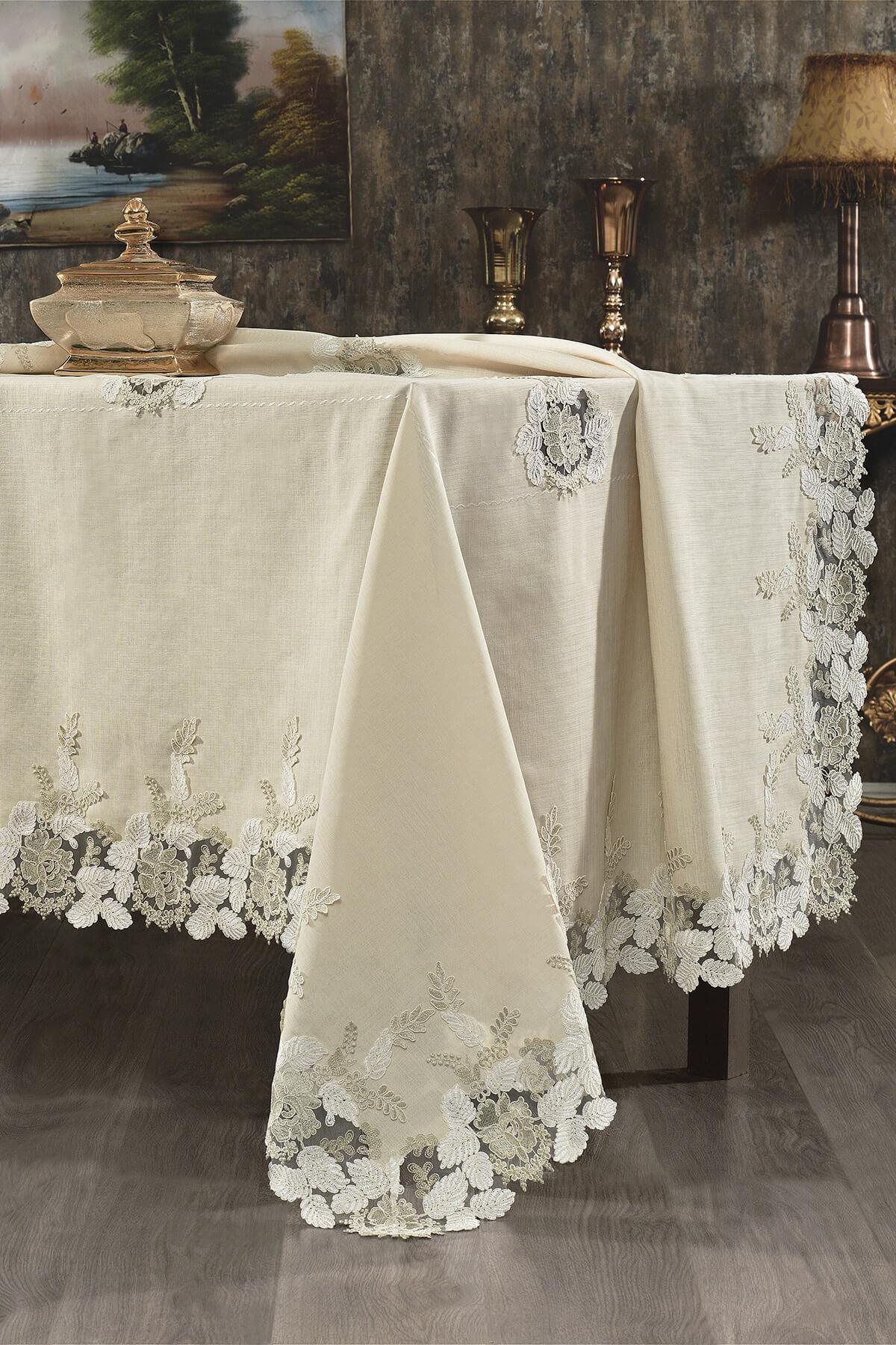 Nappe de table crème antitache avec détails de fleurs en dentelle, sur une table rectangulaire