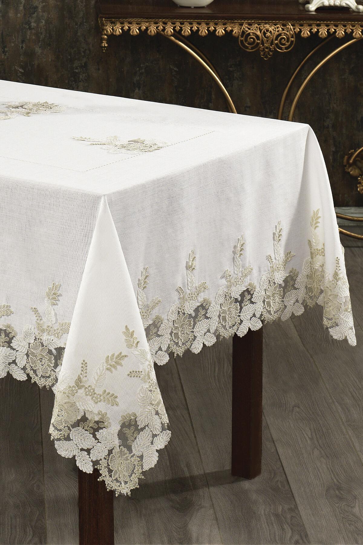 Nappe blanche rectangulaire avec broderies en dentelle, résistante aux taches, posée sur une table.
