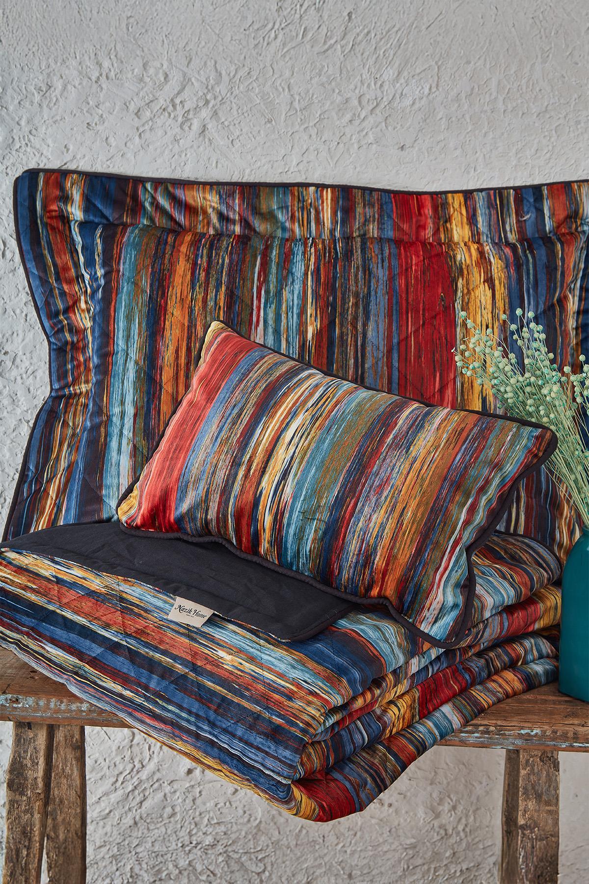 Couvre-lit double et taie d'oreiller à motif rayé coloré sur fond rustique.
