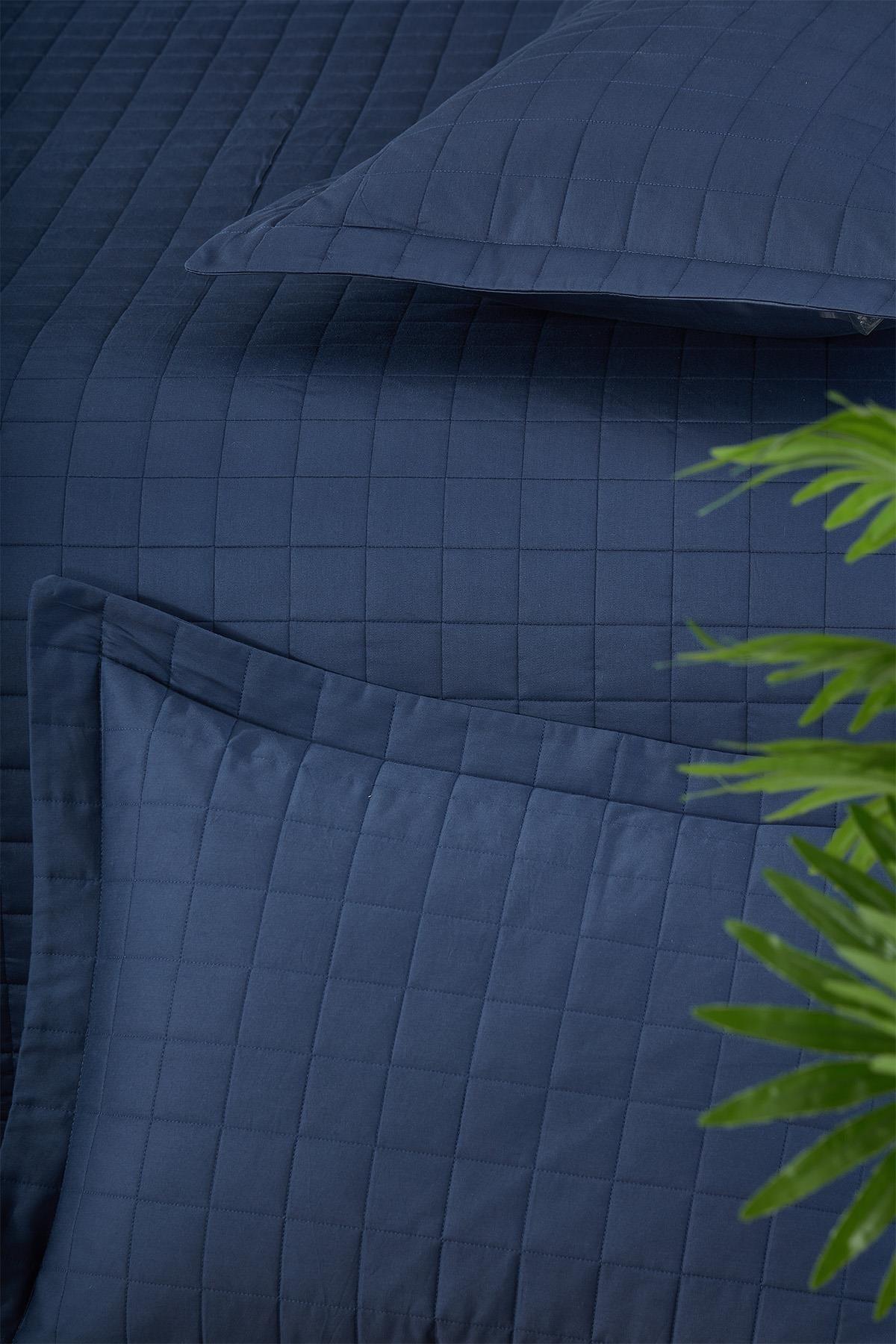 Couvre-lit double matelassé bleu marine et ensemble de taies d'oreiller, motif à carreaux moderne