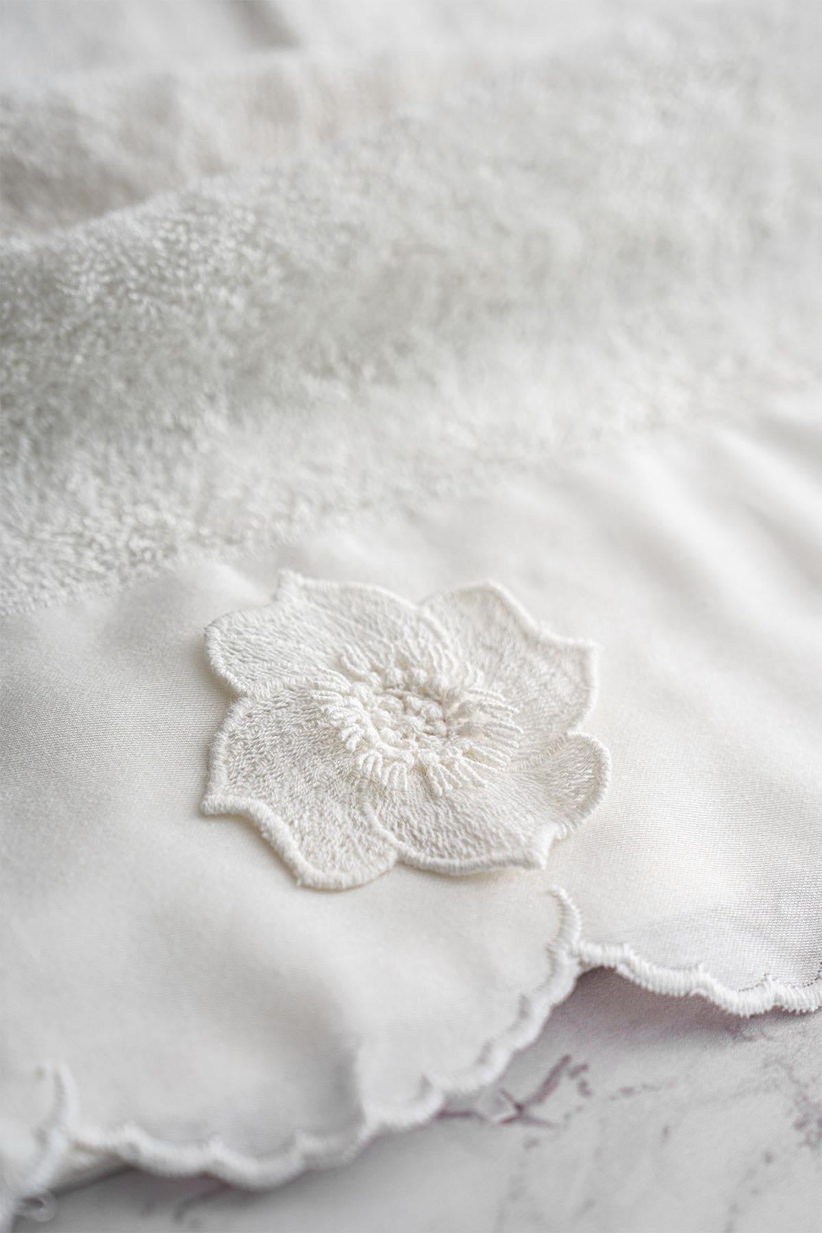 Serviette de visage brodée de fleurs Hanzade (50 x 90 cm)