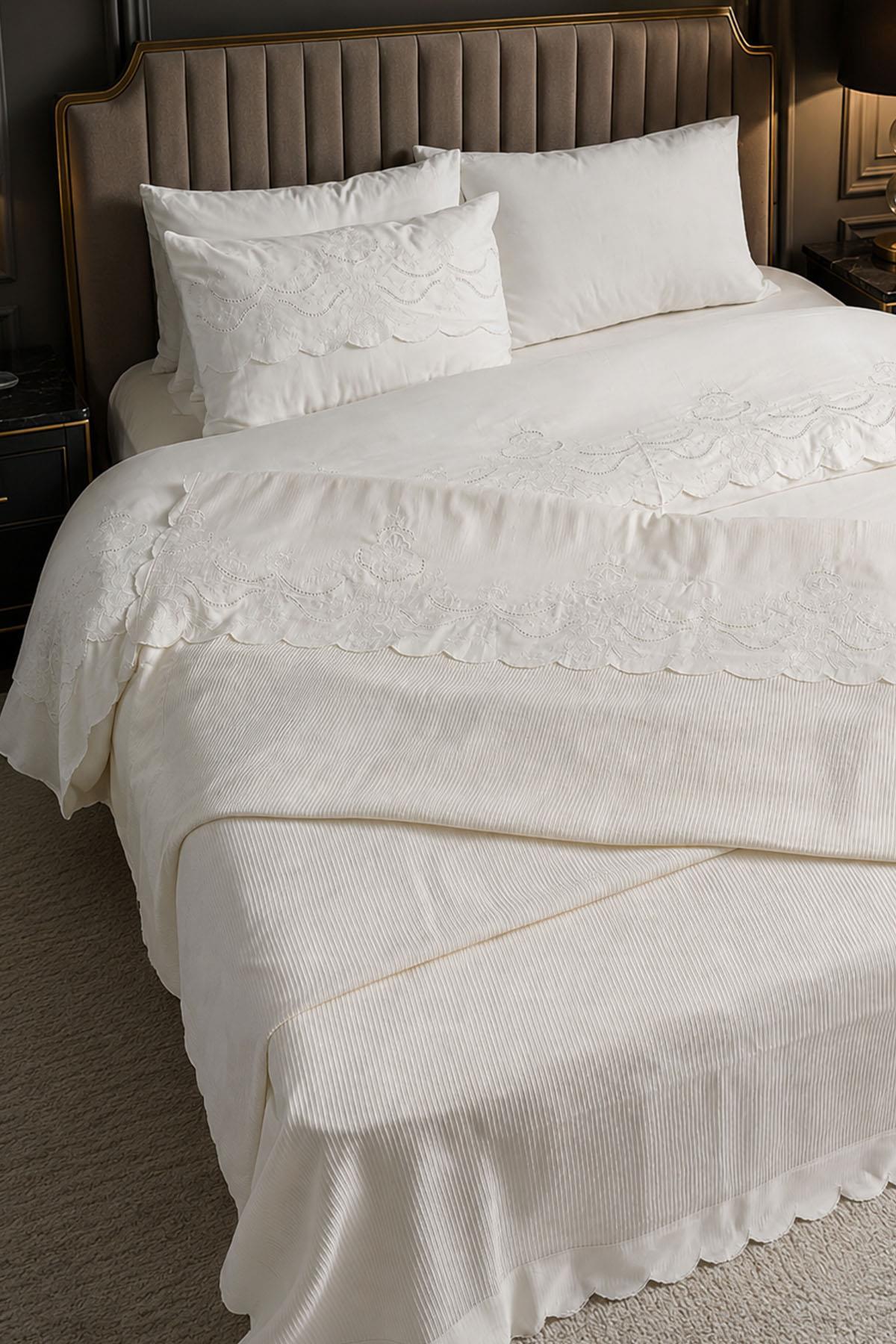 Housse de couette et couette 7 pièces Hanzade à broderies florales, format king size