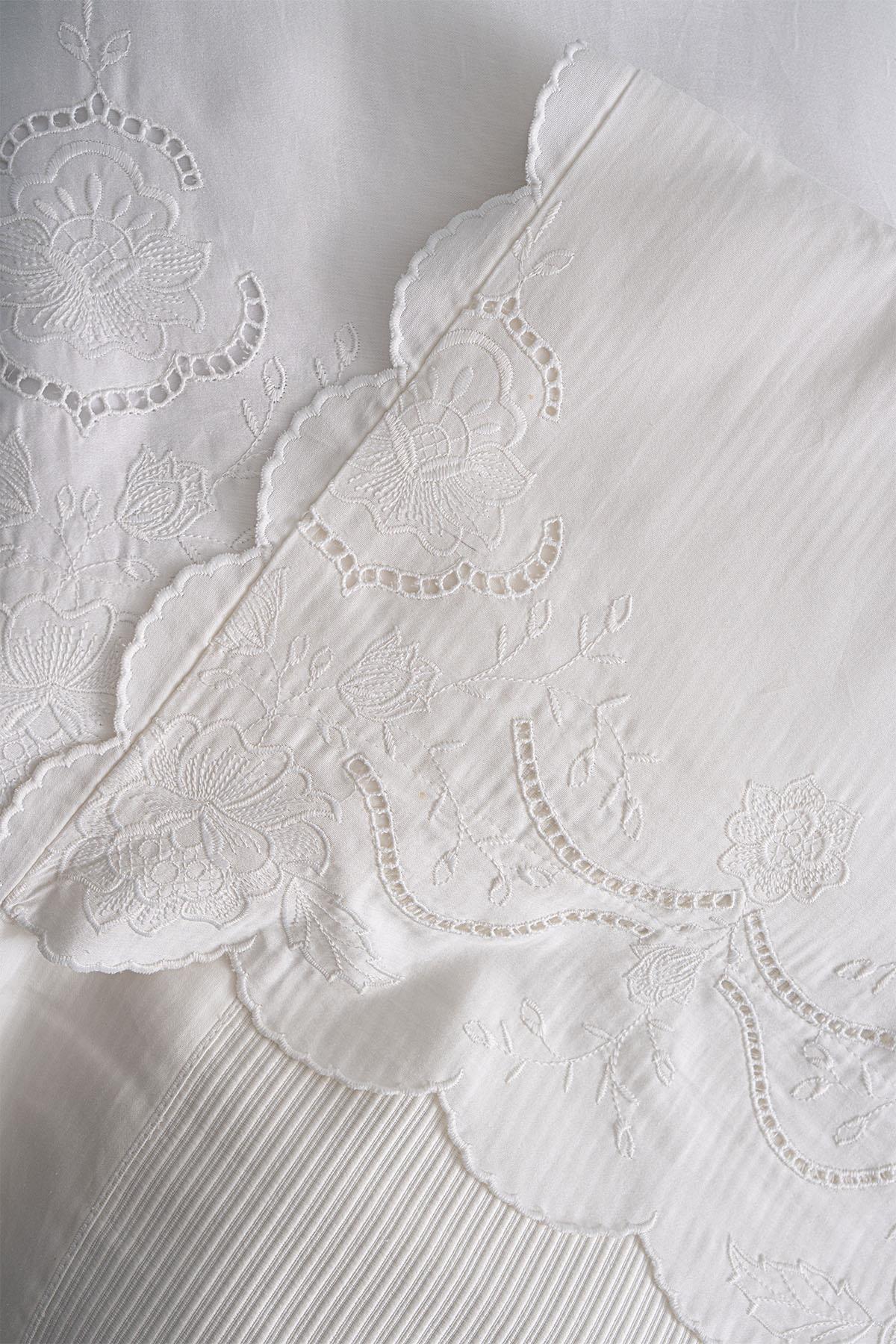 Housse de couette et couette 7 pièces Hanzade à broderies florales, format king size