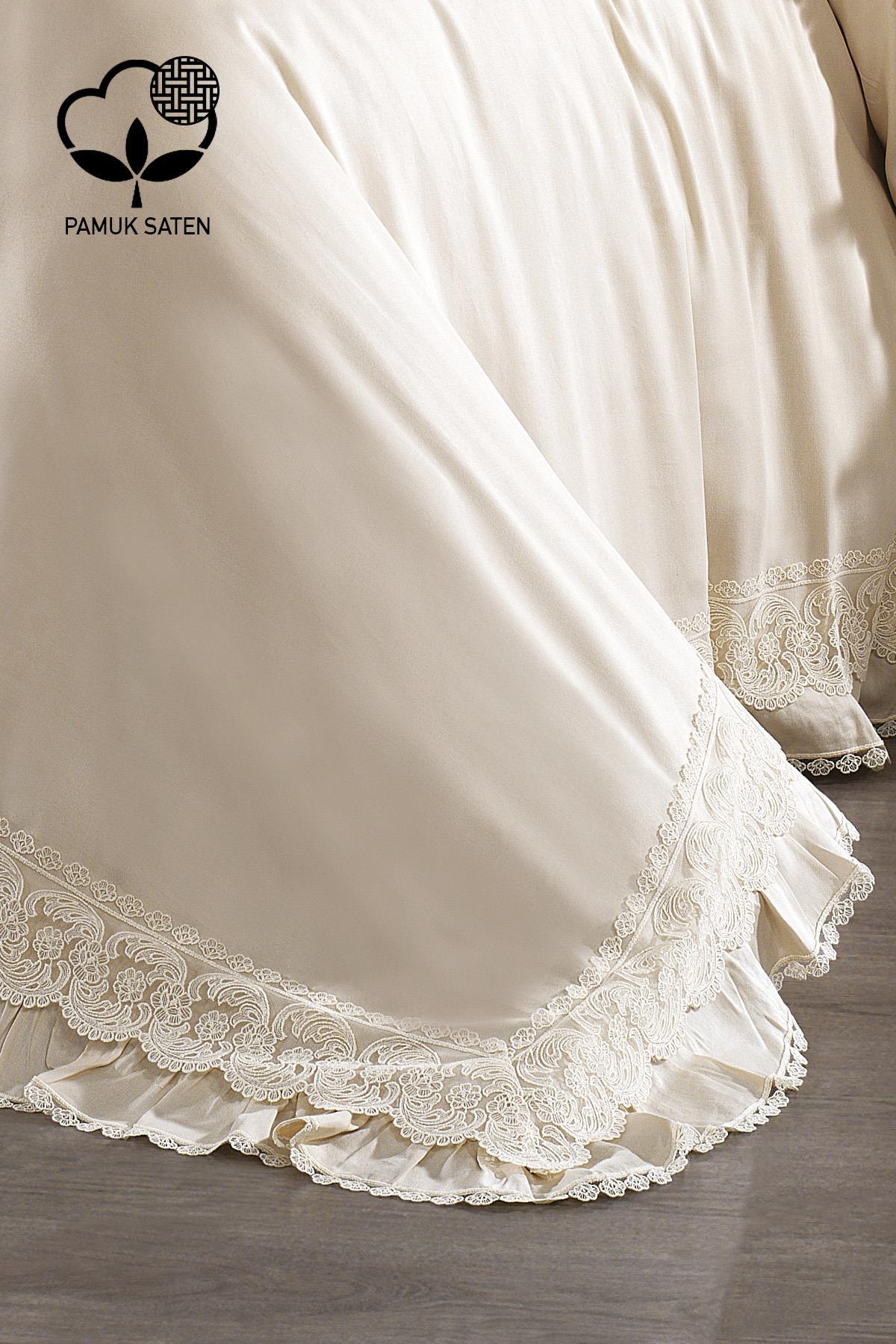 Parure de lit double en satin de coton bio avec dentelle, couleur crème et broderies élégantes.