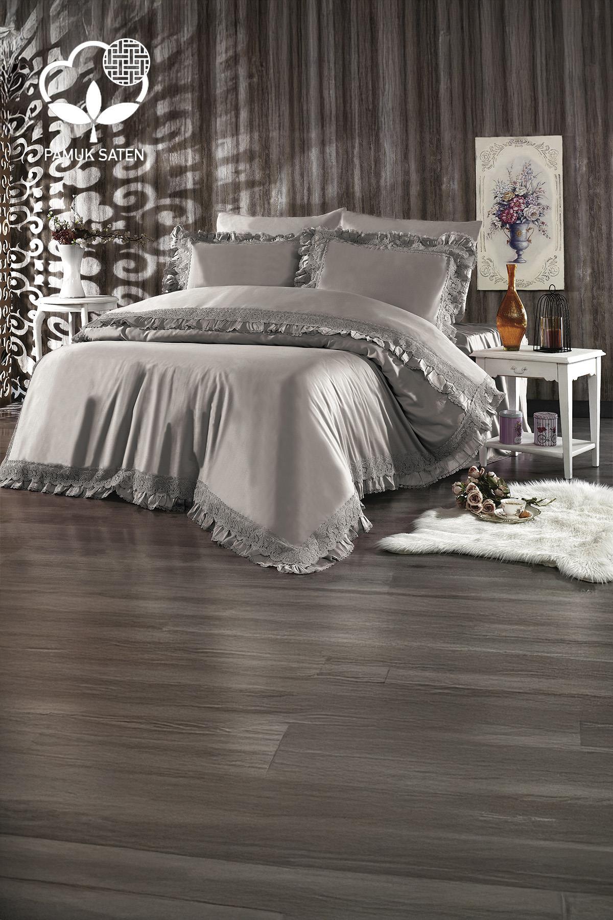Parure de lit double en satin de coton bio avec dentelle grise dans une chambre