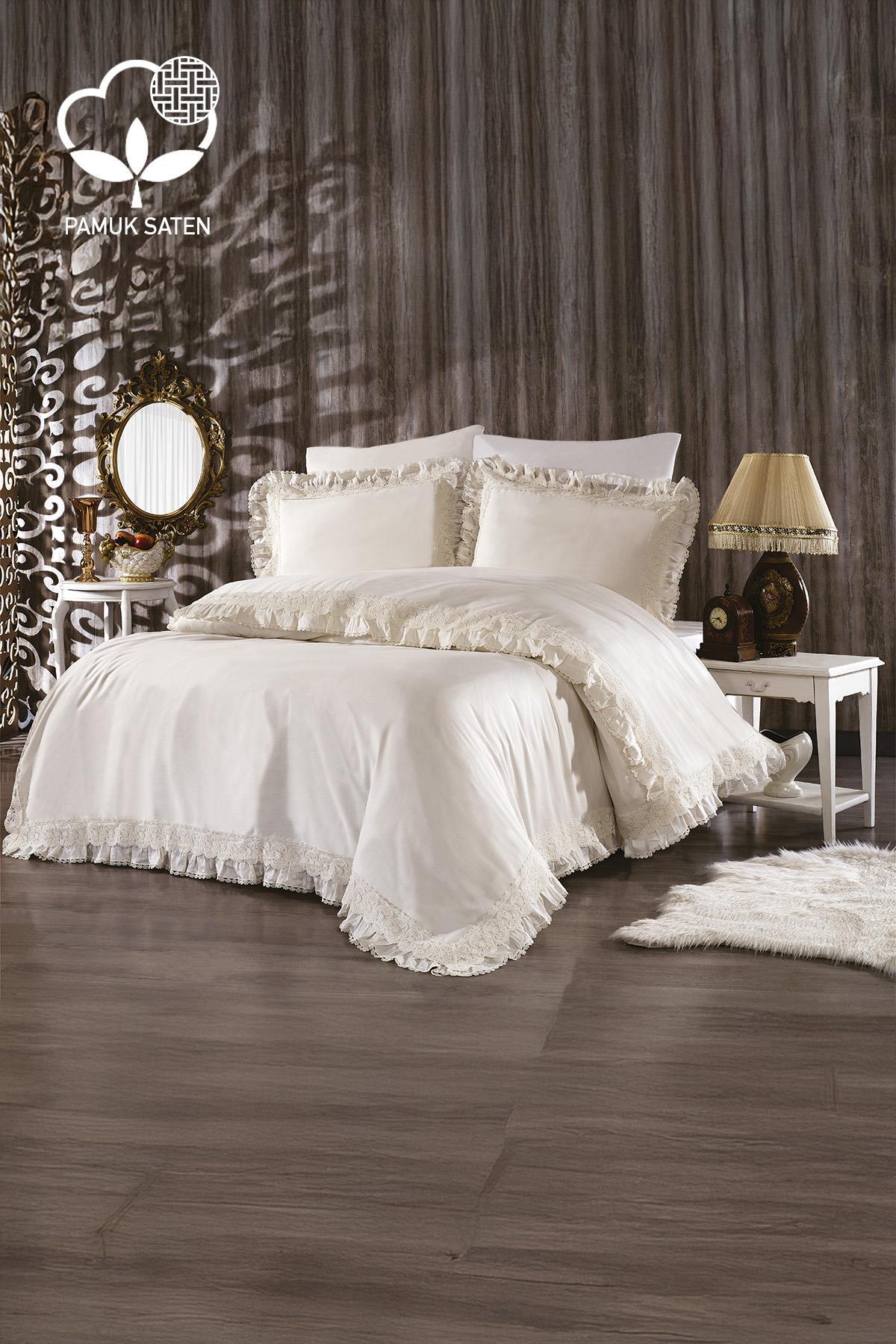Parure de lit double en satin de coton bio avec dentelle, dans une décoration de chambre élégante