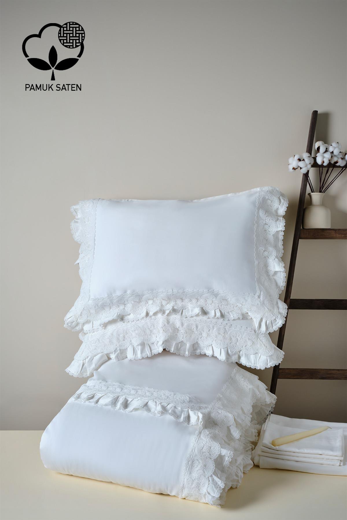 Parure de lit double en satin de coton bio blanc avec dentelle dans une chambre décorative