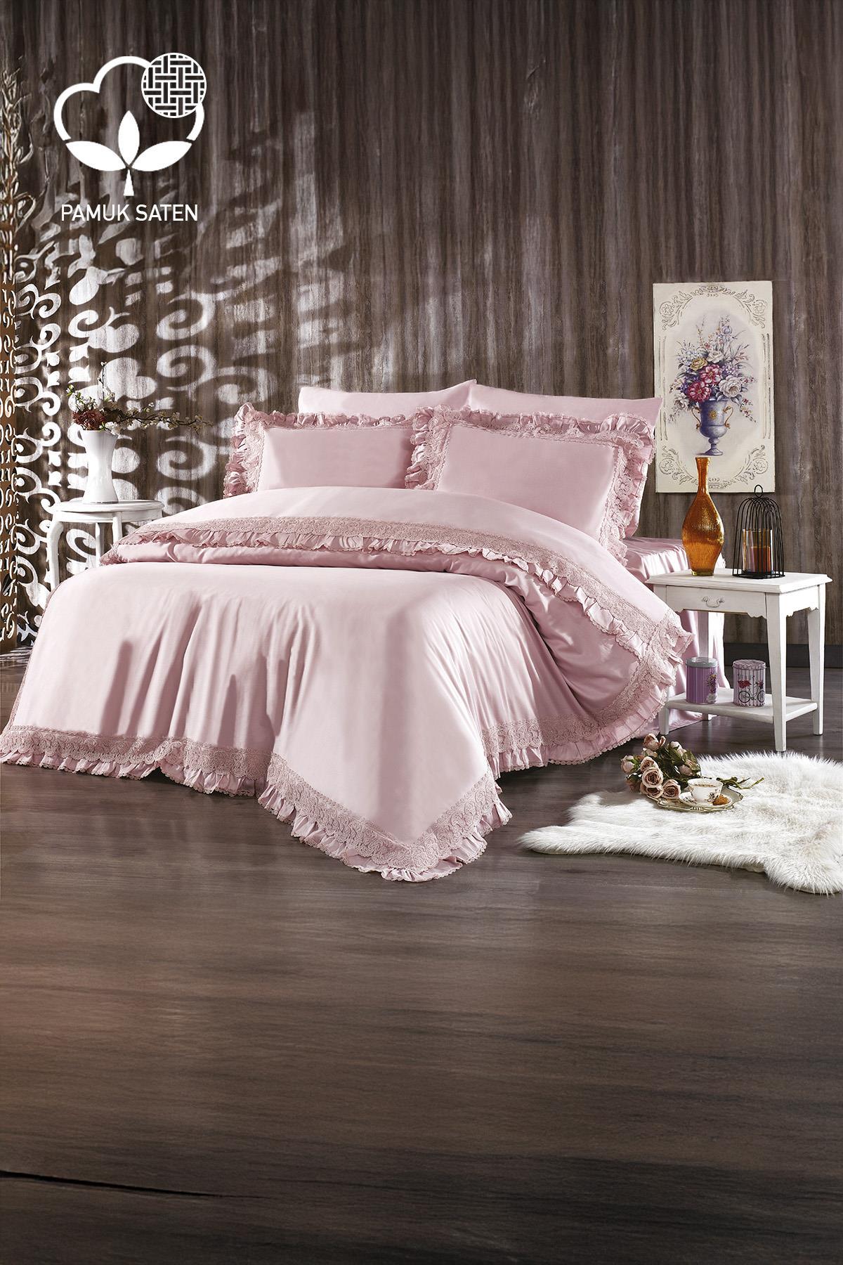Parure de lit double en satin de coton bio avec dentelle rose poudré dans une chambre
