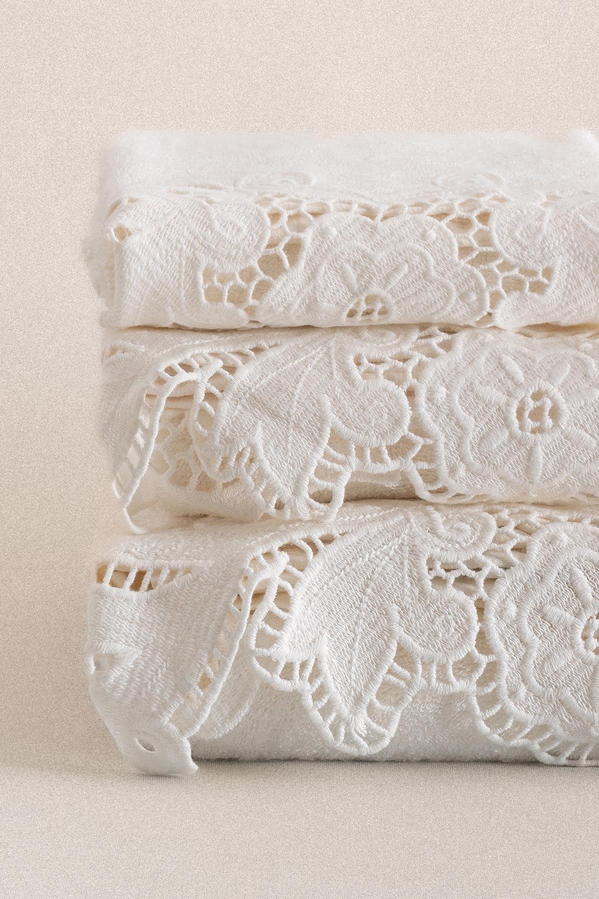 Serviette blanche en dentelle, 30x50 cm, design élégant pour une décoration de salle de bain raffinée