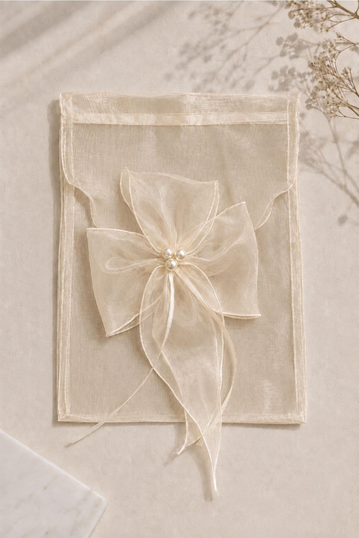 Sac cadeau orné de fleurs de perles