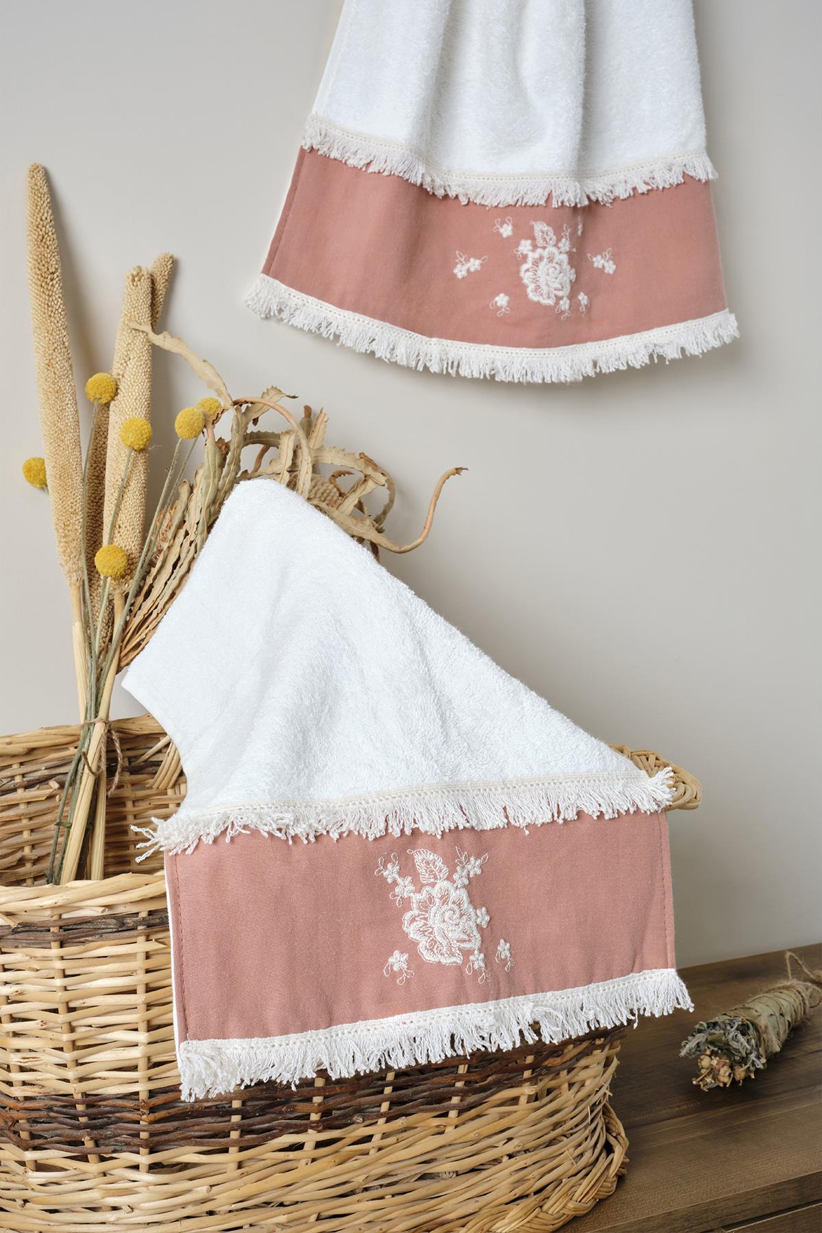 Petite serviette en coton rose poudré avec dentelle, broderies et bords décoratifs