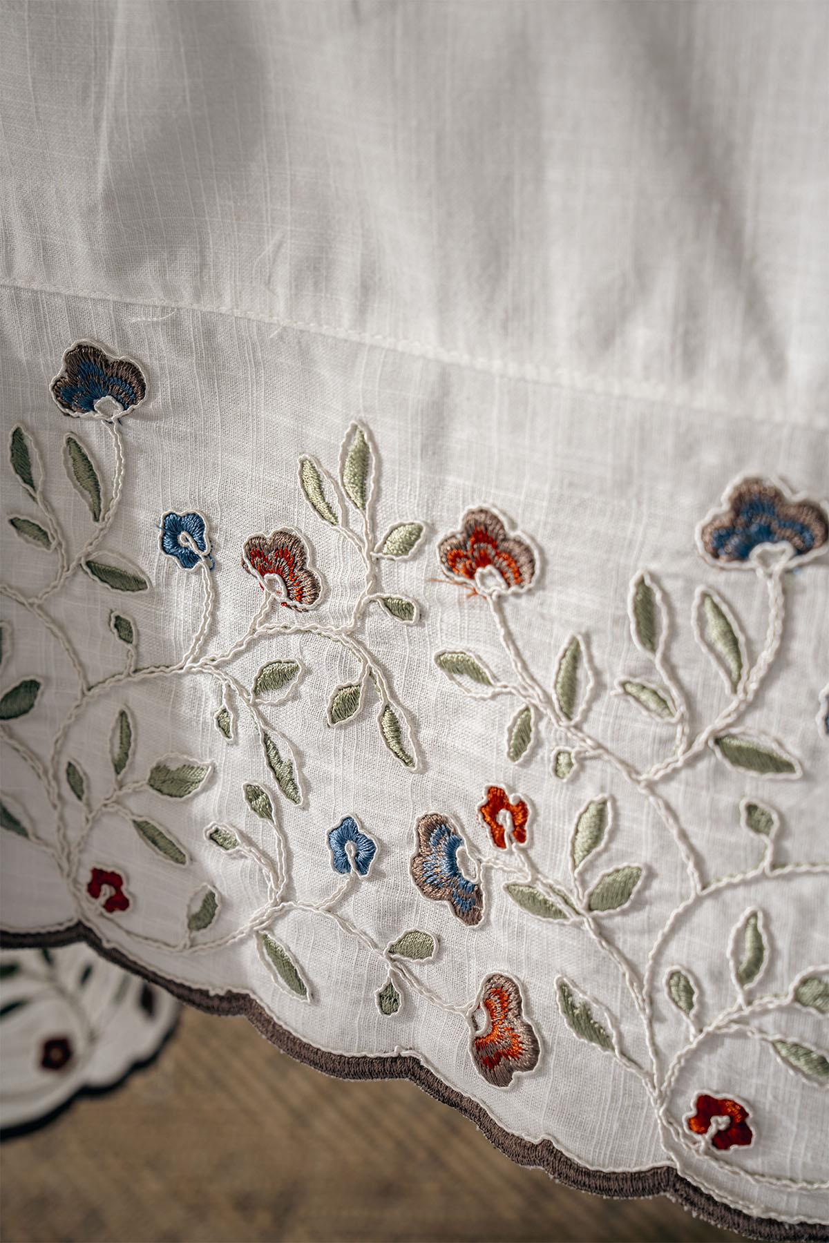 Nappe Livano à broderies florales colorées, antitache et infroissable (160 x 260 cm)