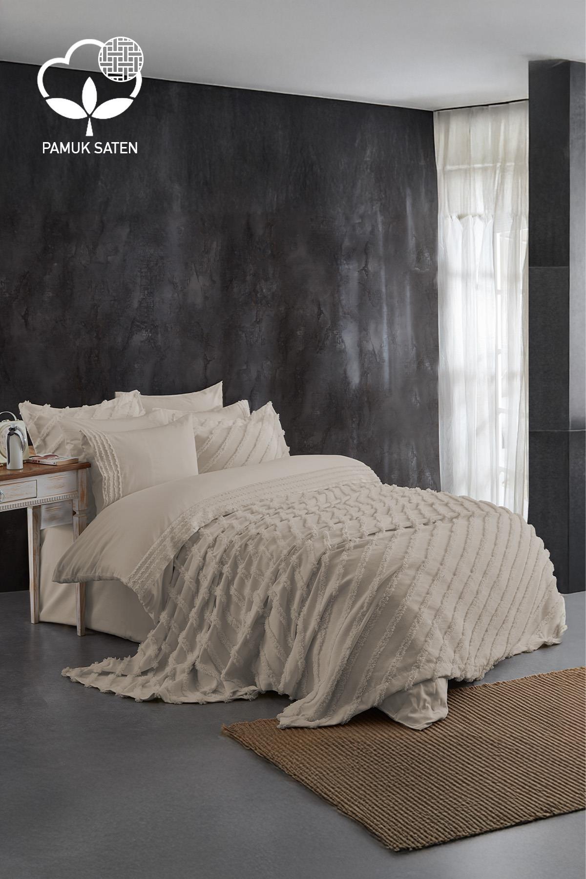 Parure de lit double en satin de coton beige avec couvre-lit dans une chambre à coucher