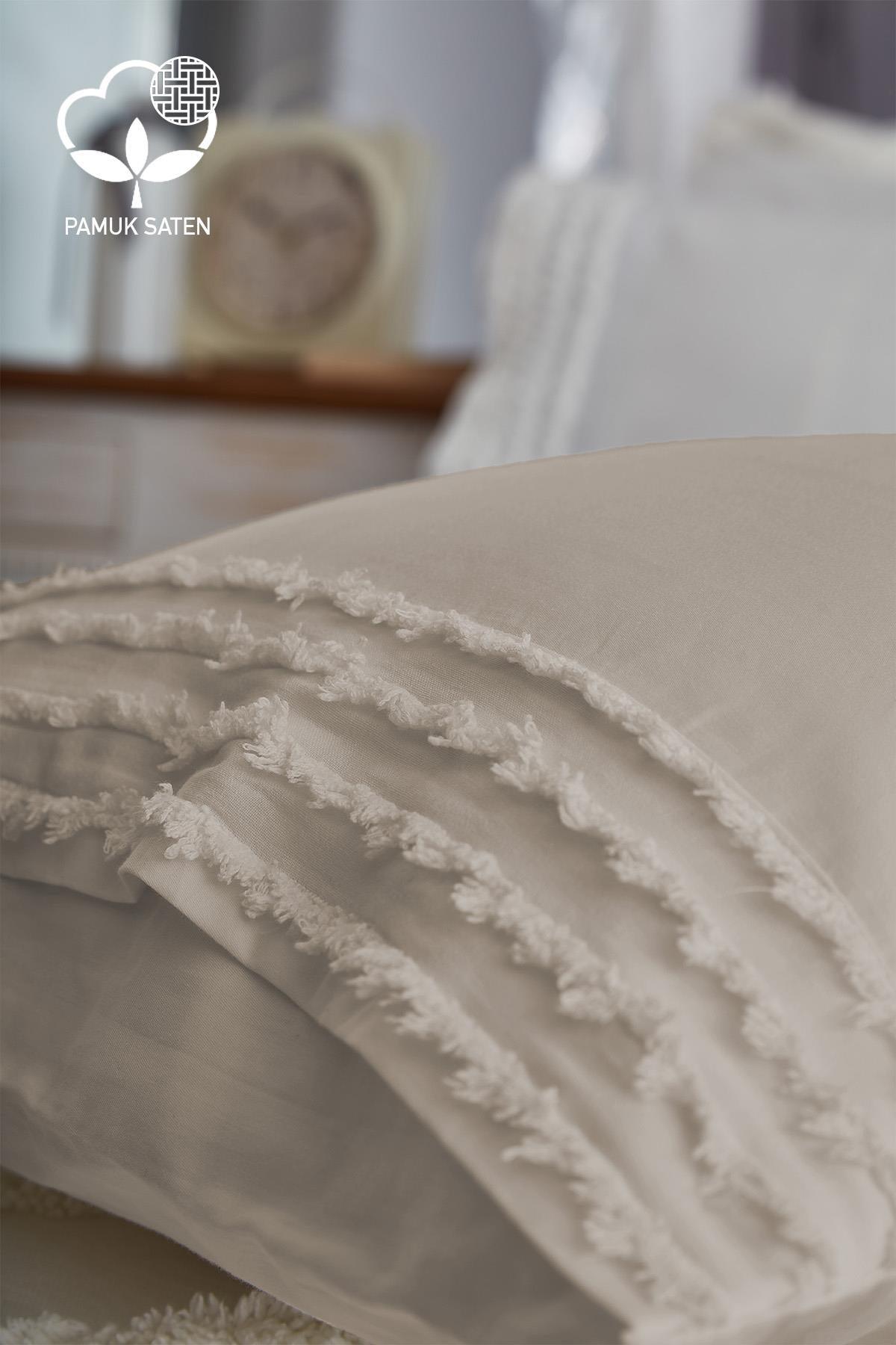 Parure de lit double en satin de coton couleur crème avec couvre-lit, taies d'oreiller à détails pompons