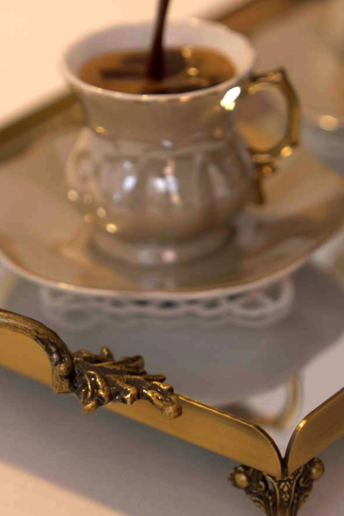 Café dans une tasse en porcelaine sur un grand plateau vieilli, détails du plateau aux poignées élégantes