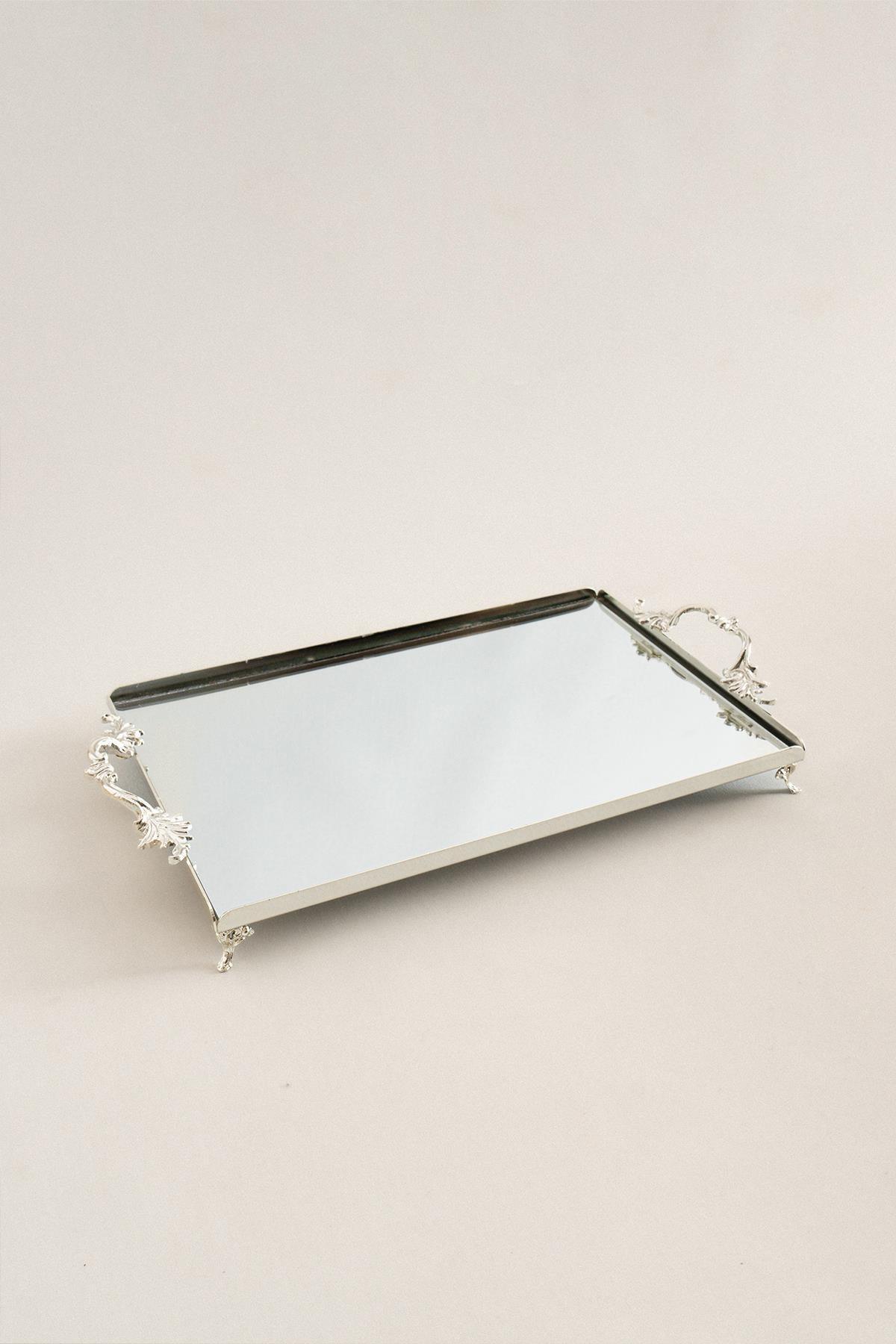 Grand plateau argenté rectangulaire avec poignées élégantes, surface miroir et détails décoratifs.