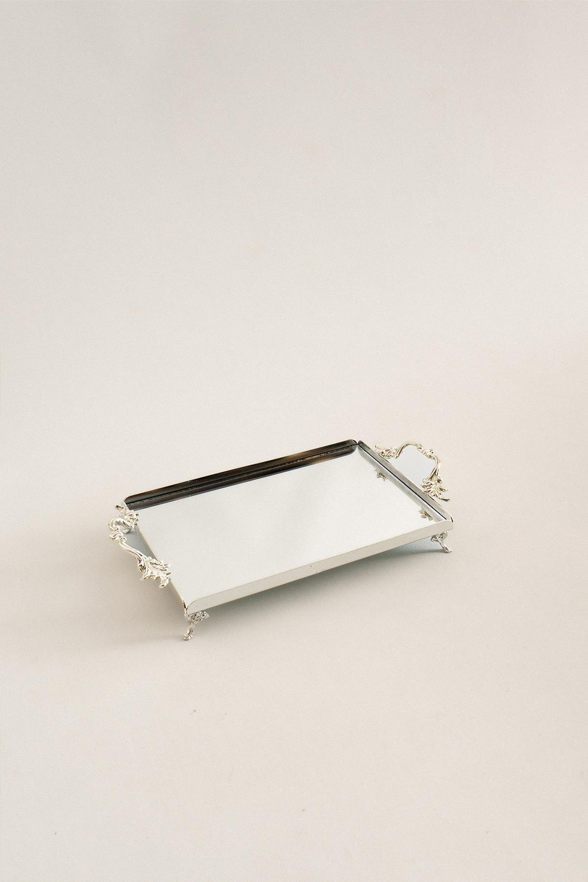 Petit plateau rectangulaire en argent avec poignées élégantes, surface miroir et pieds finement sculptés.