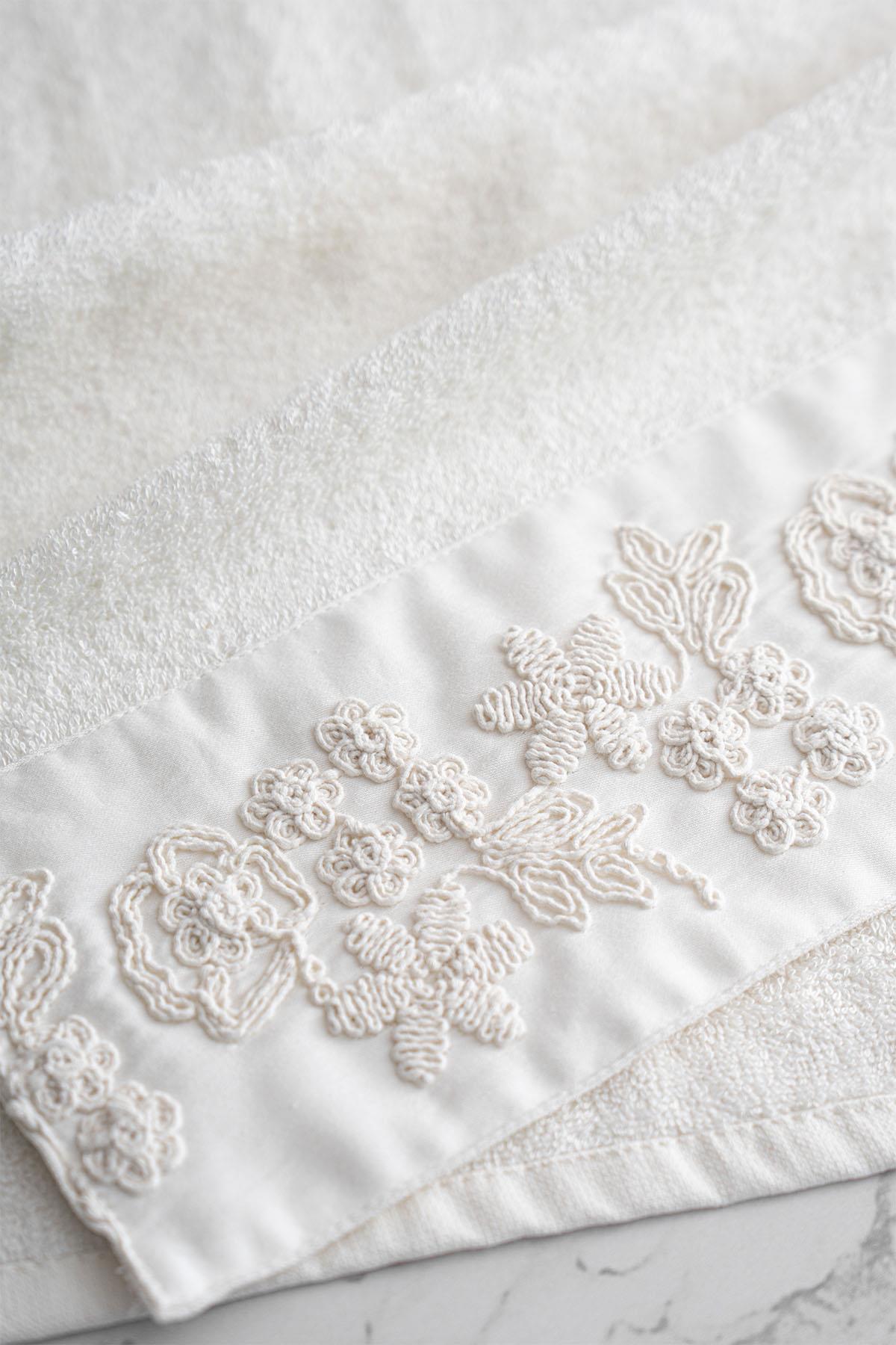 Essuie-mains Madeira avec broderie florale en relief 3D (30 x 50 cm)