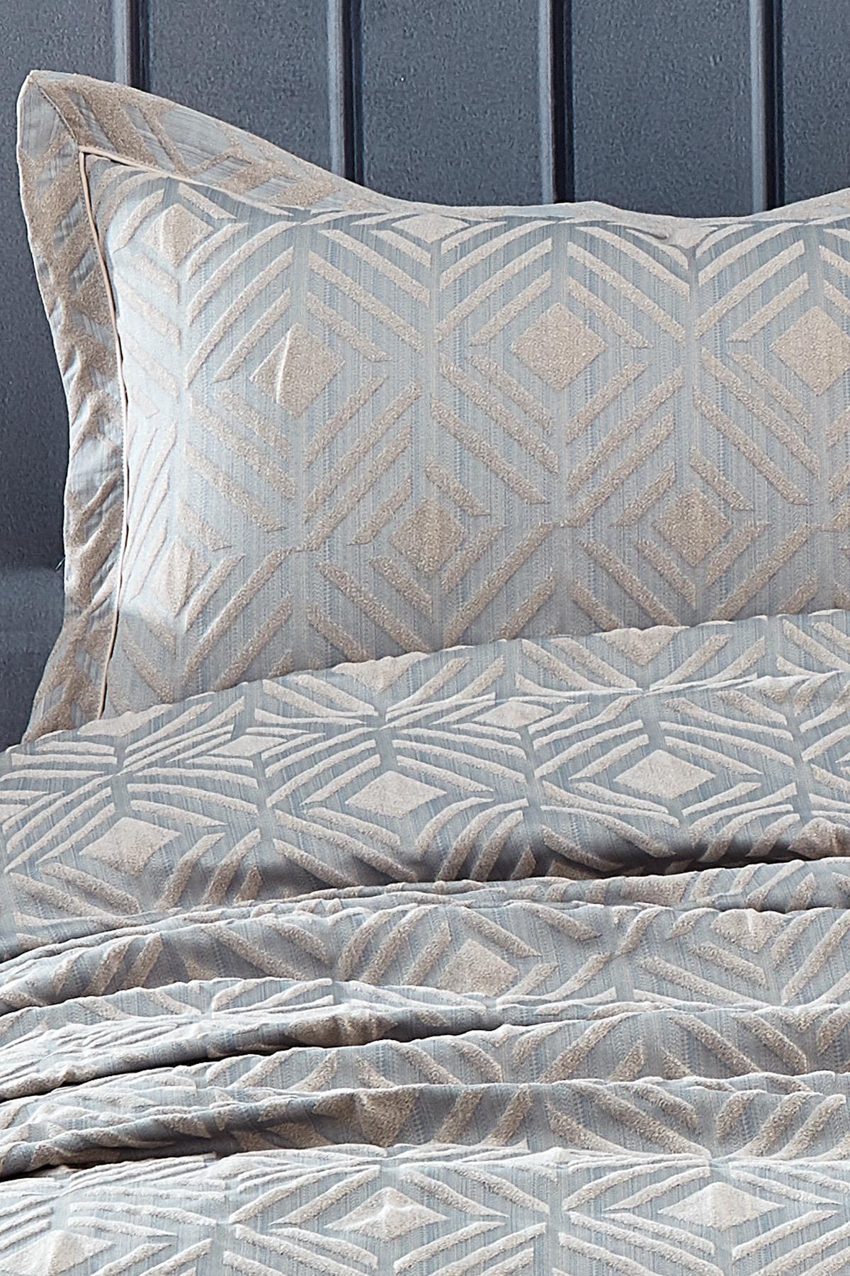 Couvre-lit double jacquard à motif géométrique gris avec taie d'oreiller.