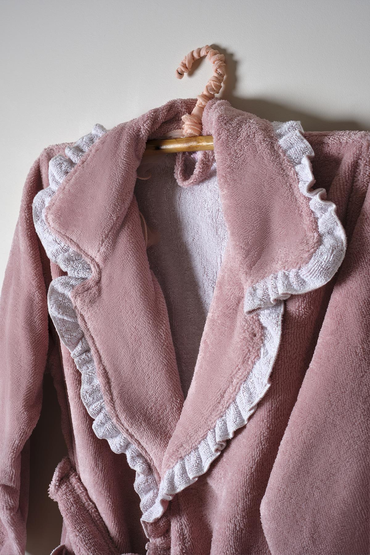 Ensemble de peignoir pour femme en coton couleur poudre avec bordures en dentelle sur cintre