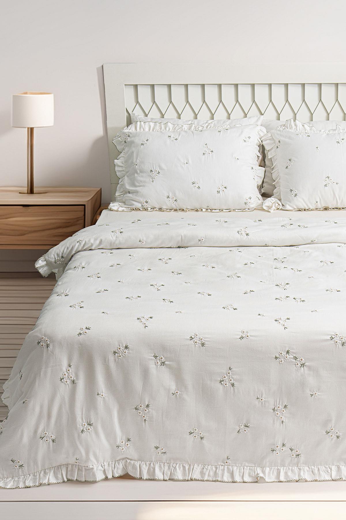 Parure de lit 6 pièces Nadia Daisy en satin de coton brodé, taille King