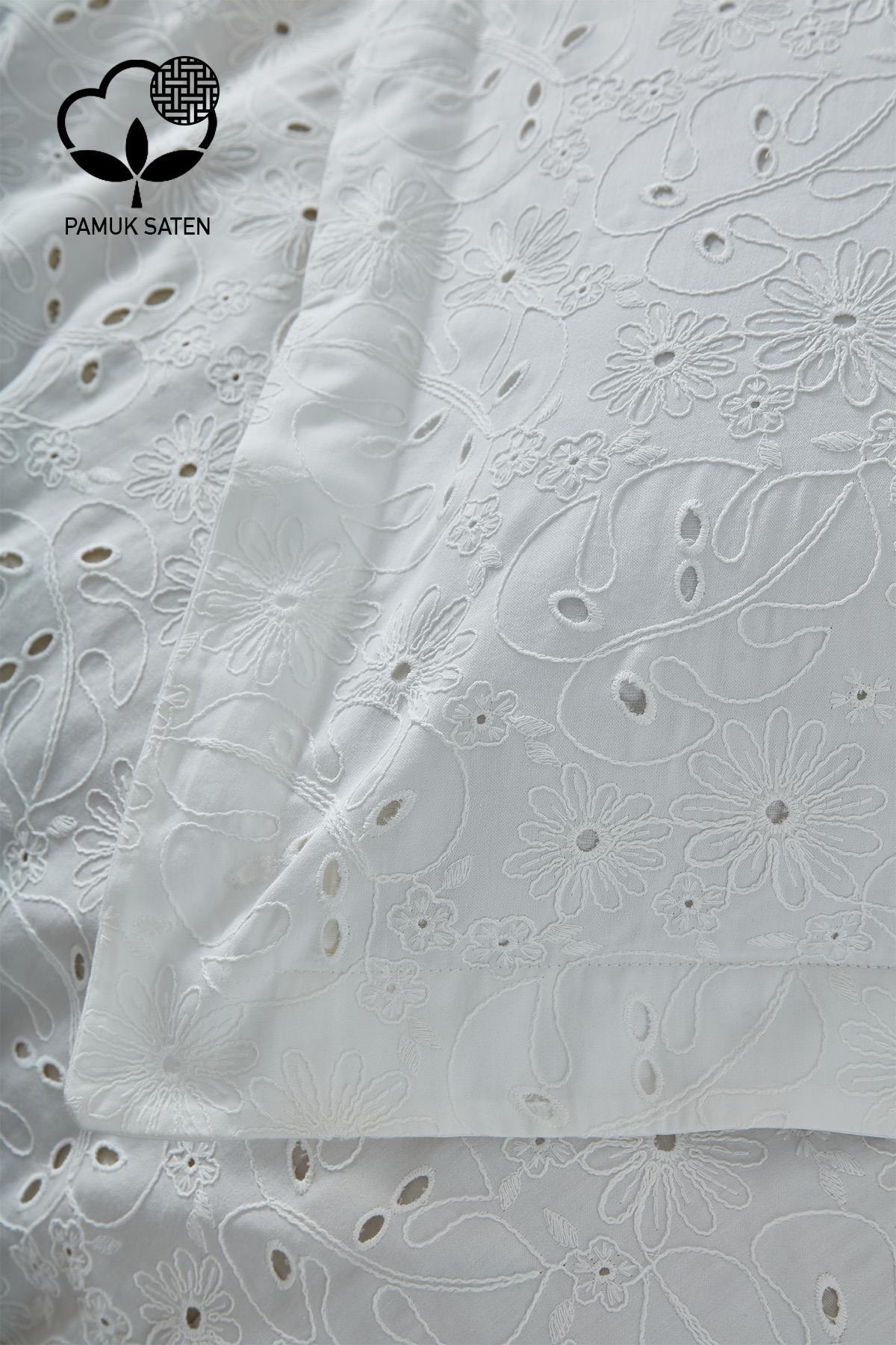 Parure de lit en satin de coton blanc avec broderies florales, vue détaillée du couvre-lit double