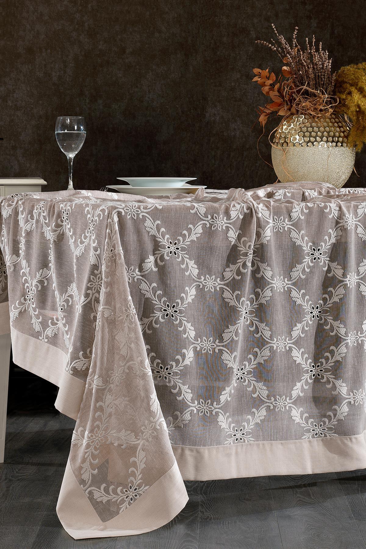 Nappe élégante au motif moderne, résistante aux taches et facile d'entretien, pour une présentation décorative sur votre table.