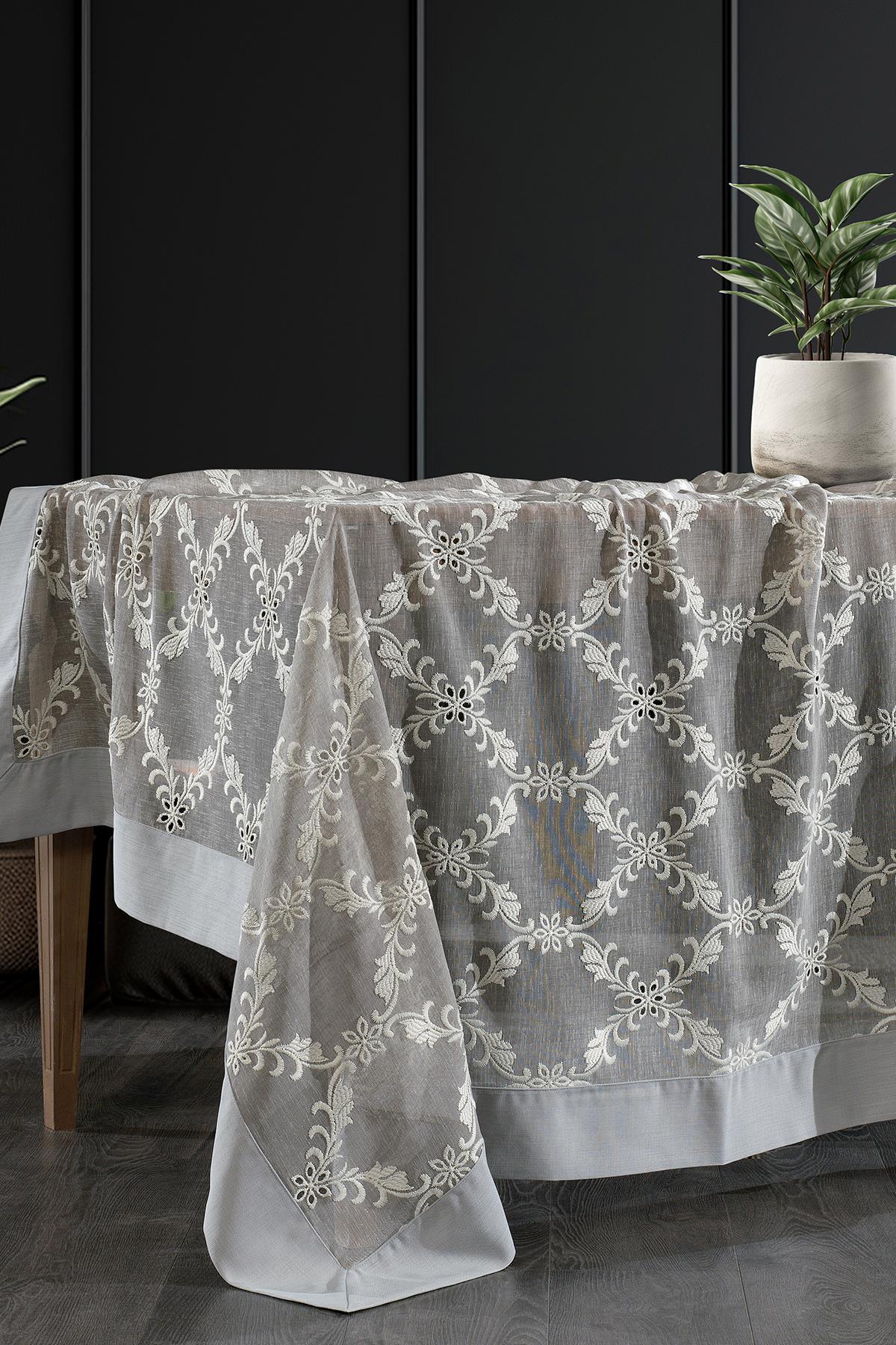 Nappe crème antitache et infroissable sur une table à manger moderne