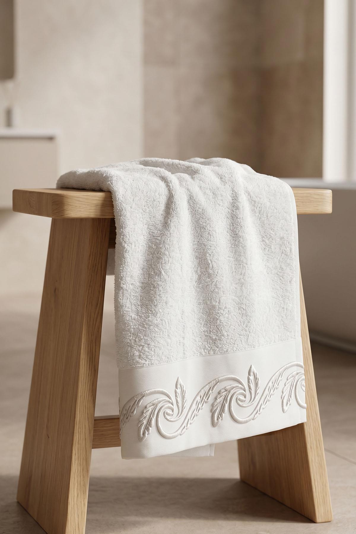 Serviette de visage Latina à motif feuilles brodées (50 x 90 cm)