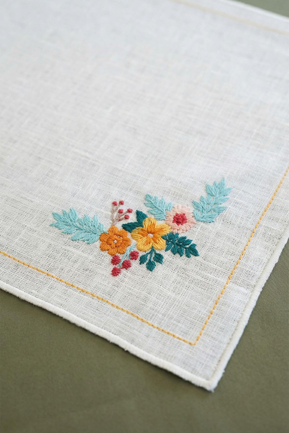 Set de table anti-taches à broderies florales orange (35 x 50 cm)