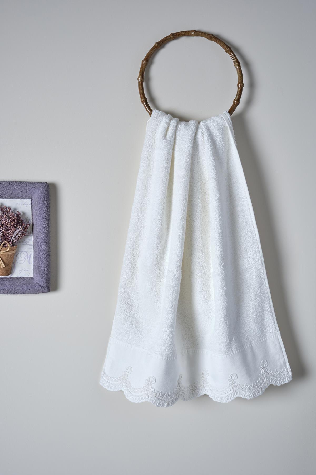 Serviette de corps blanche en dentelle 90x150 cm suspendue au mur, décoration de salle de bain