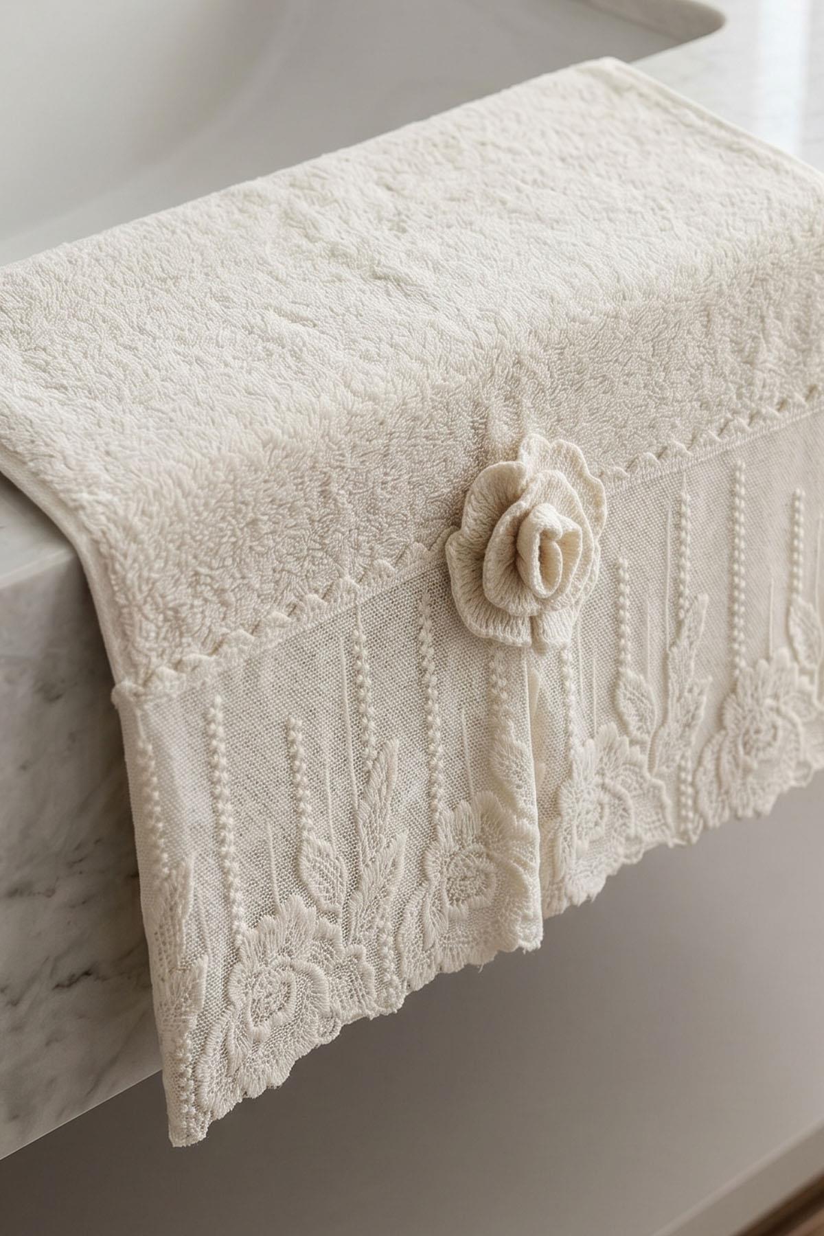 Essuie-mains Rozano avec détails de roses (30 x 50 cm)