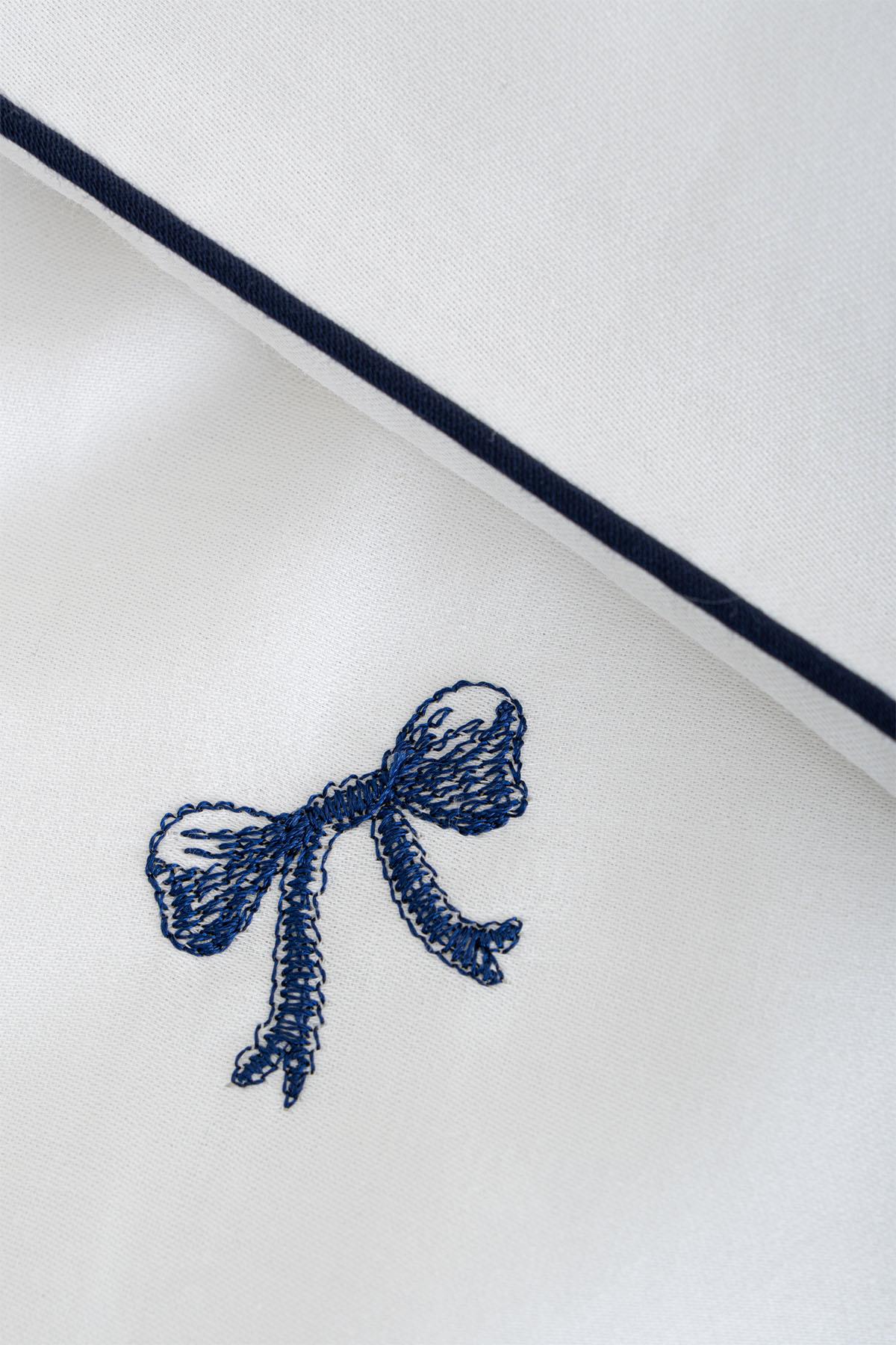 Parure de lit 4 pièces Serena en satin de coton avec broderies nœuds pour lit simple