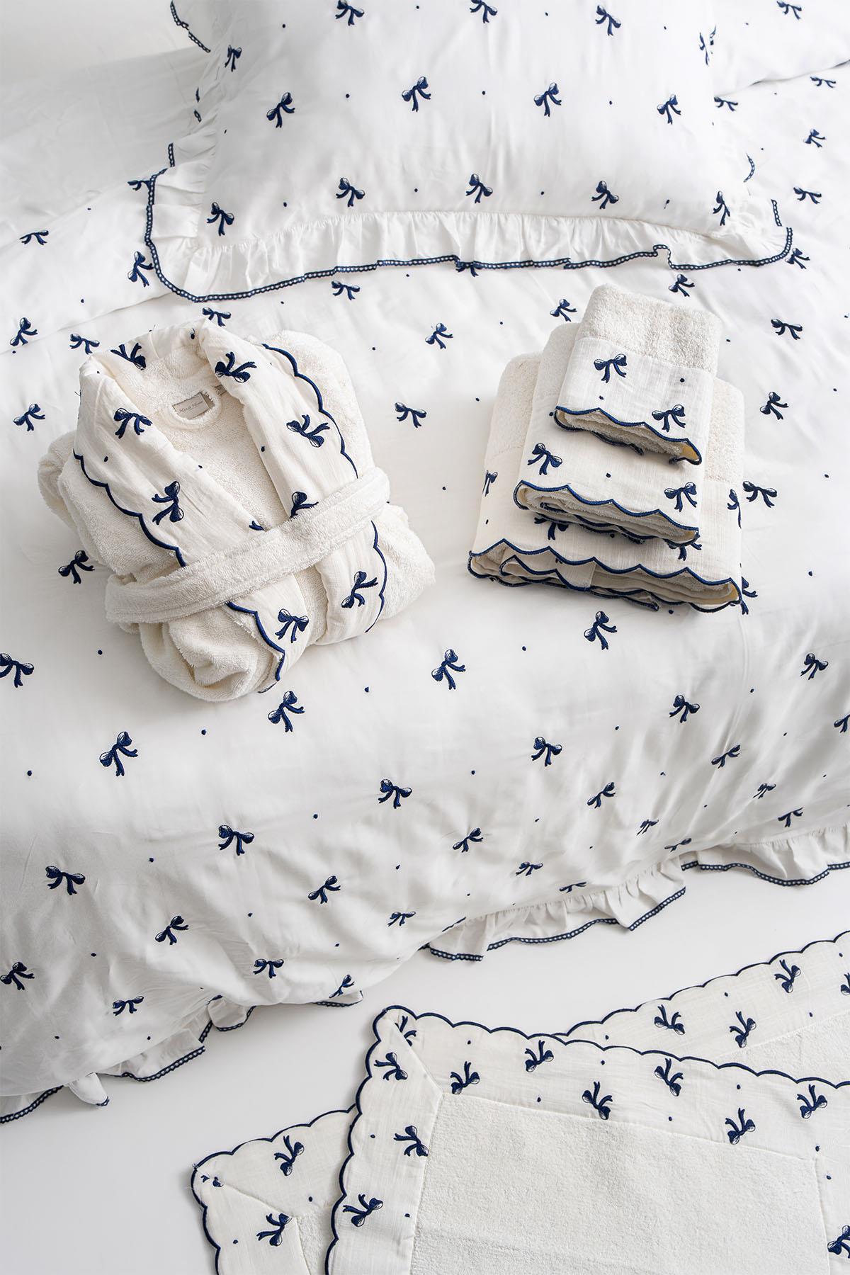 Parure de lit 4 pièces Serena en satin de coton avec broderies nœuds pour lit simple