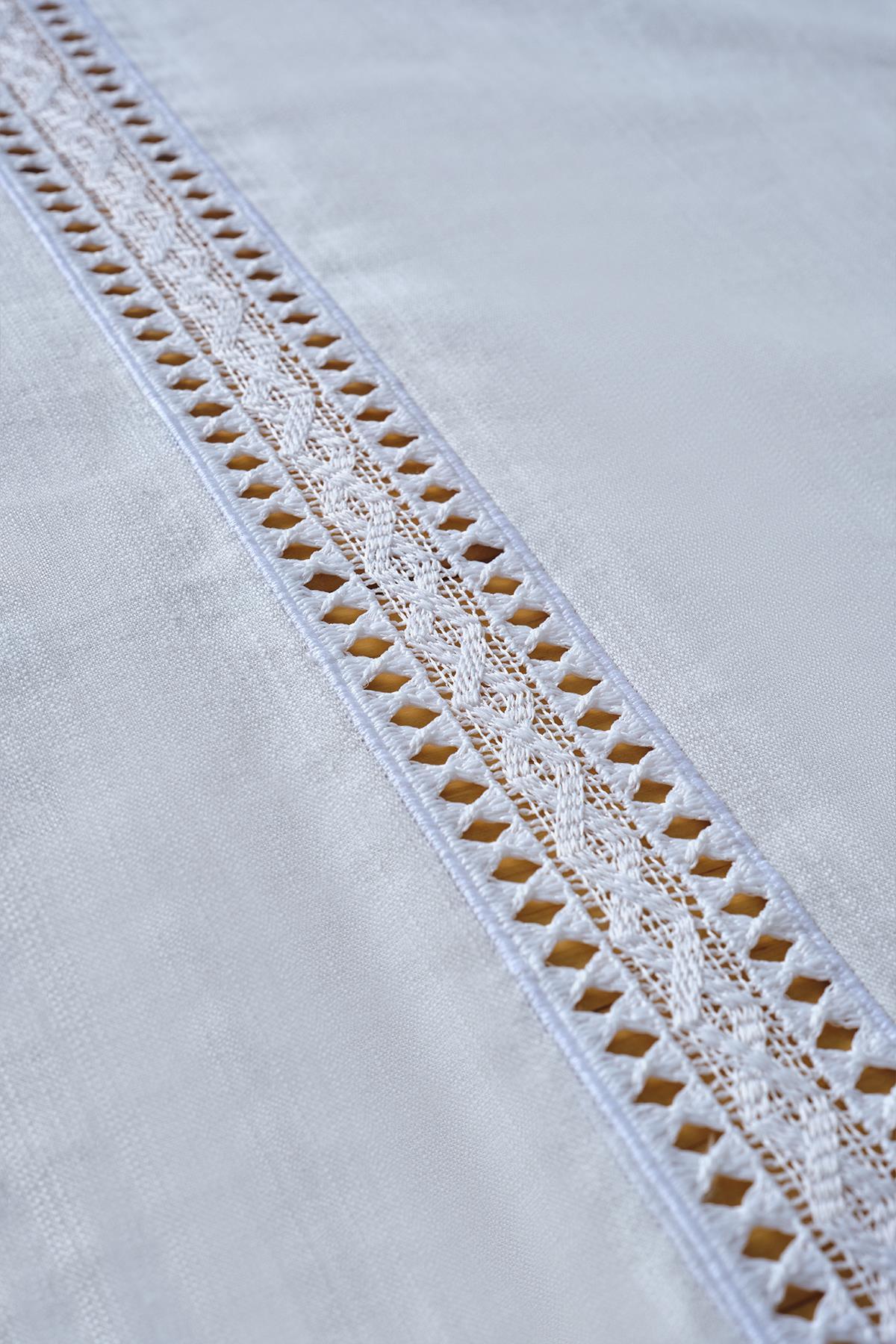 Nappe blanche avec détails en dentelle, accessoire de décoration de table élégant et raffiné