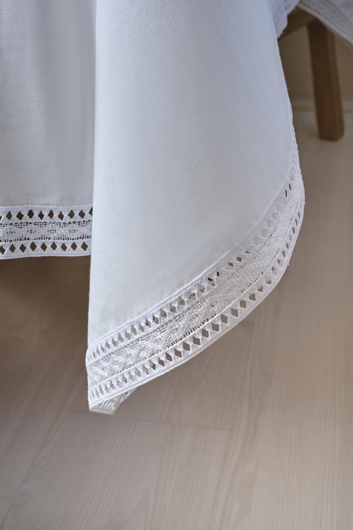 Nappe blanche avec détails en dentelle, décoration de table moderne et élégante