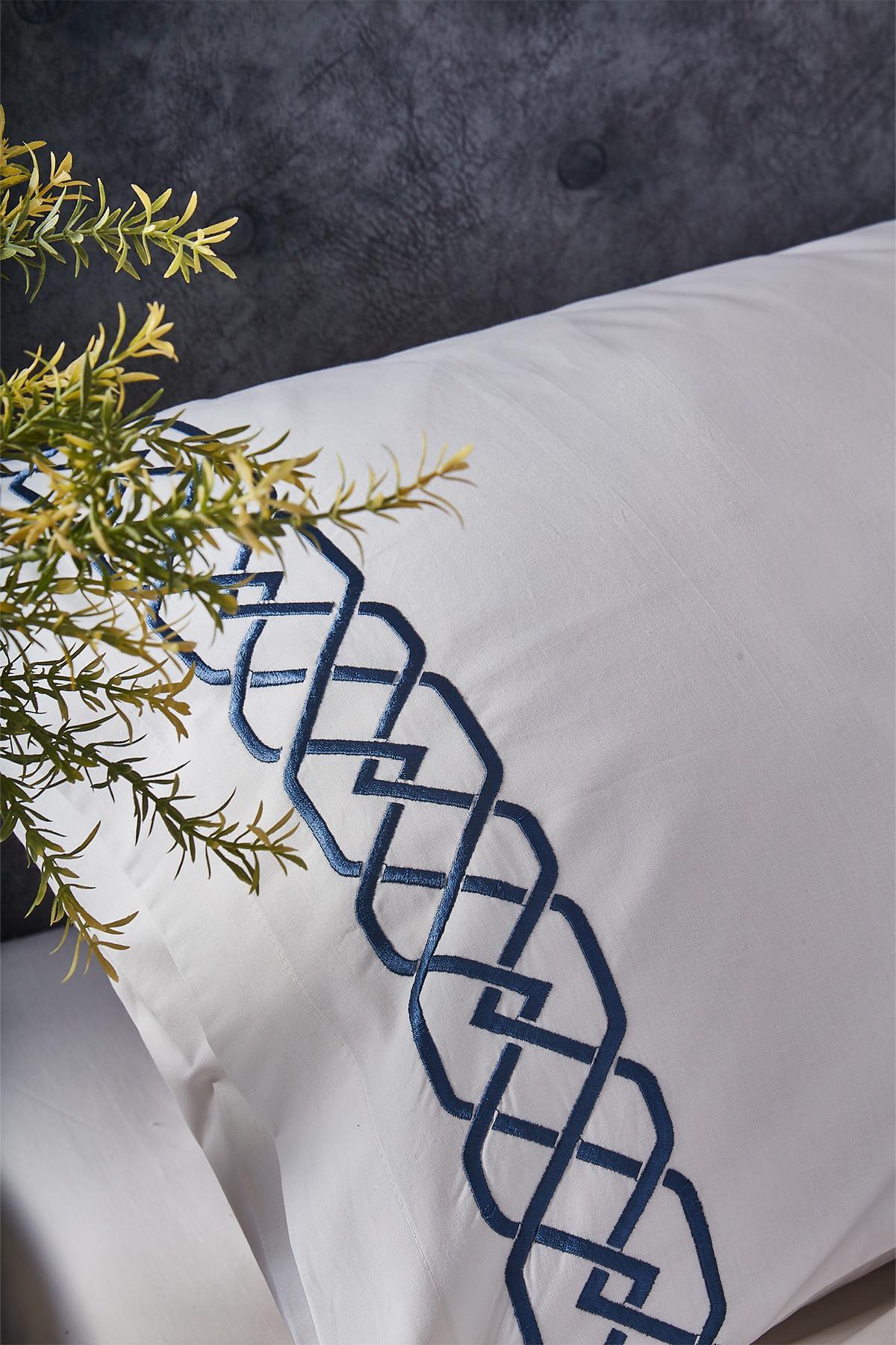 Parure de lit double 3 pièces Valencia avec broderie chaîne - Nazik Home - De la valeur pour mon foyer !