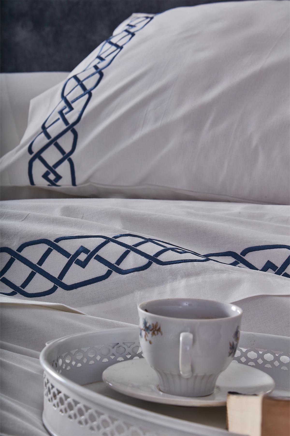 Parure de lit double 3 pièces Valencia avec broderie chaîne - Nazik Home - De la valeur pour mon foyer !