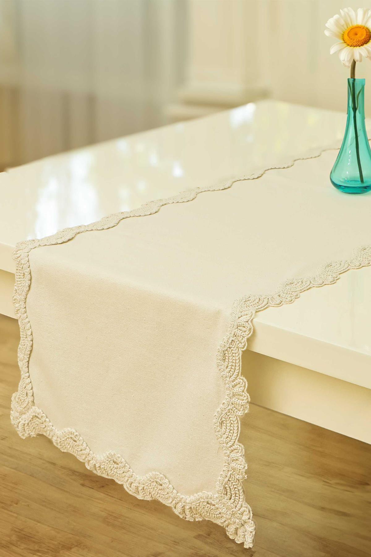 Chemin de table crème à bordure en dentelle, nappe décorative élégante sur table blanche