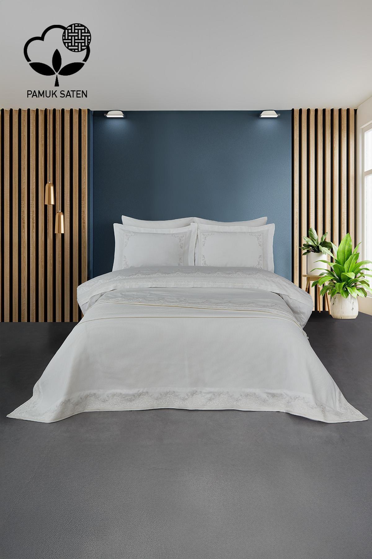 Parure de lit et couvre-lit double en satin de coton blanc avec broderies rubis, dans une chambre moderne