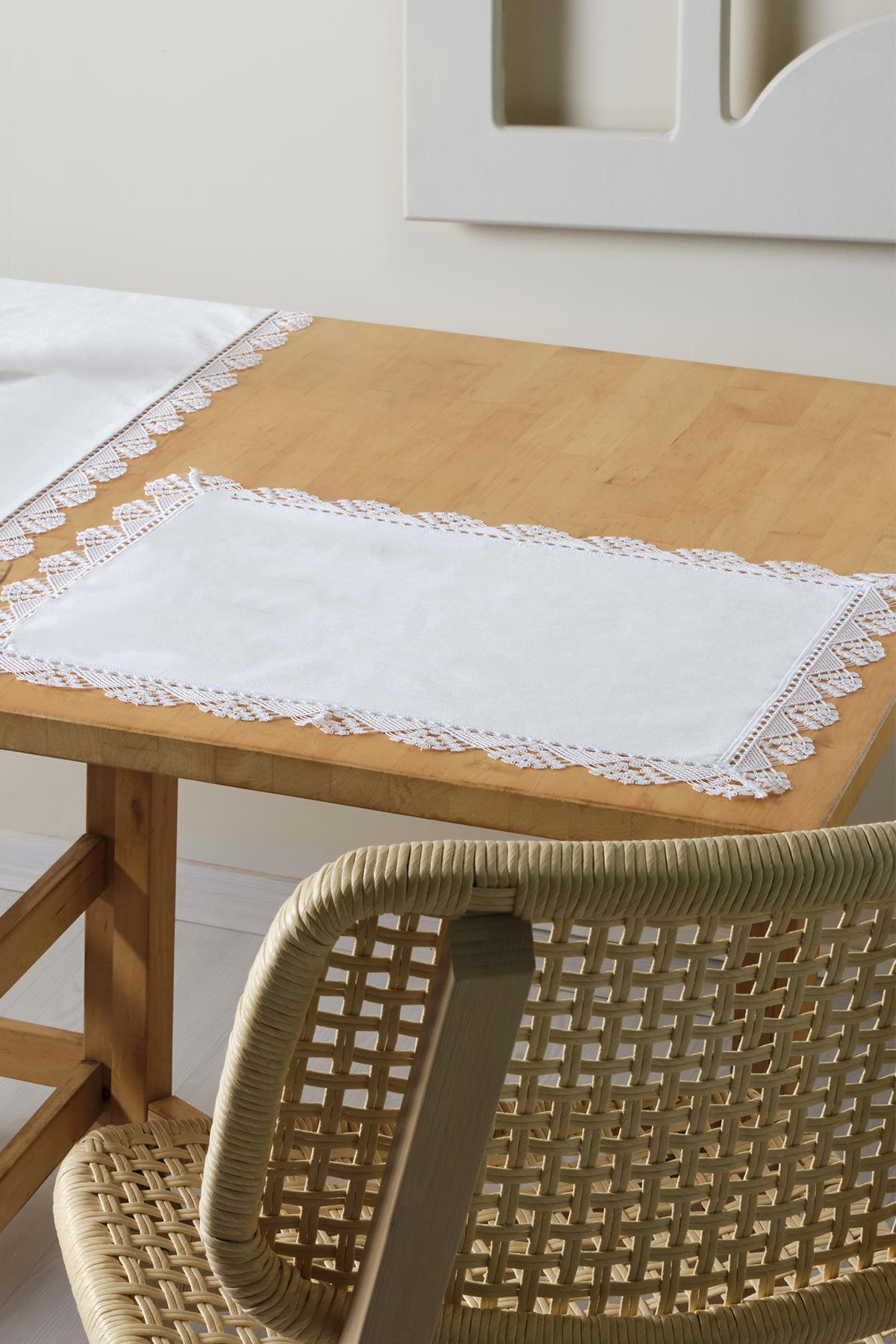 Set de table blanc à bordure en dentelle, décoration de table élégante sur une table en bois